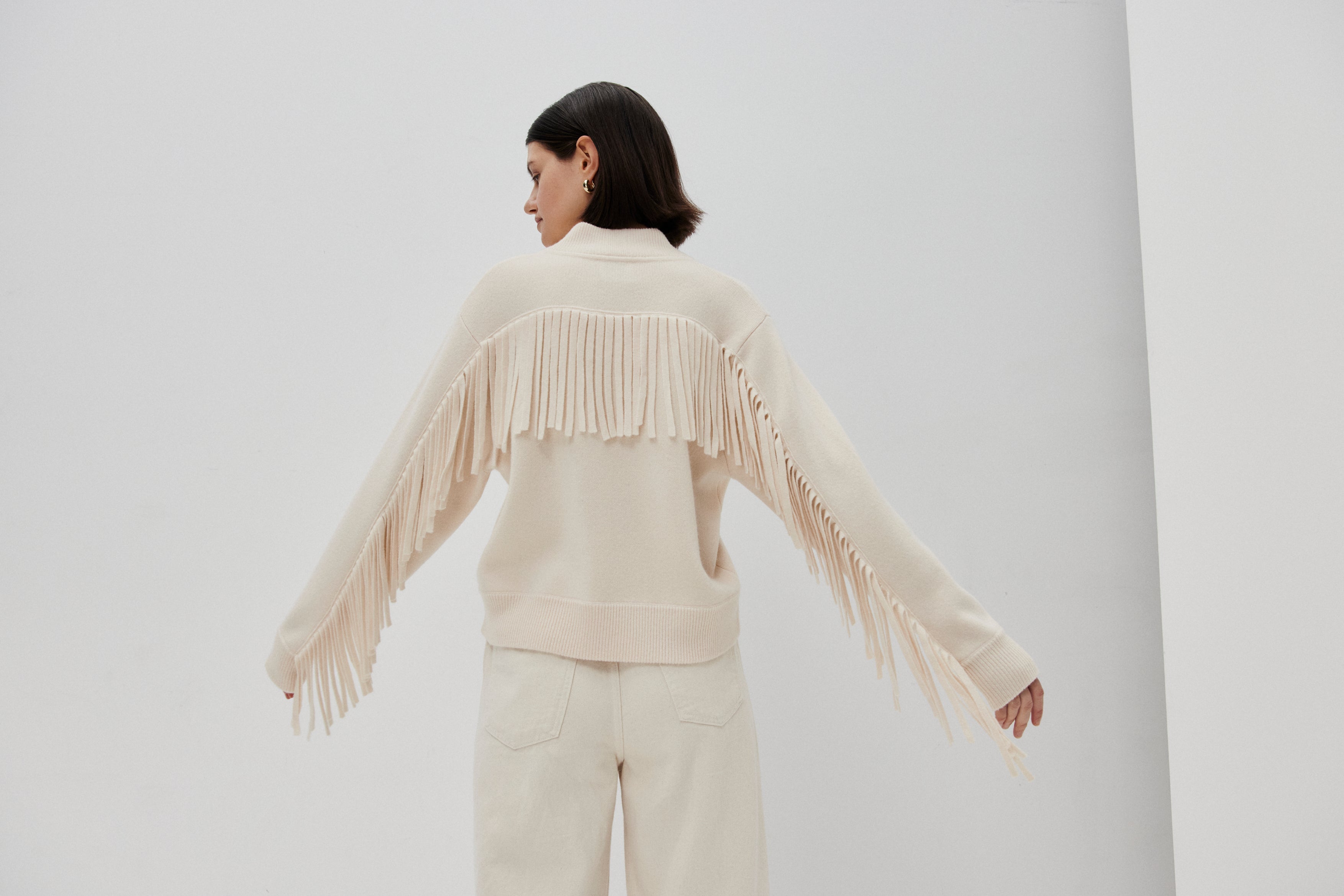Die Faszination von Textur: Fransen, Mesh und moderne Strickmode