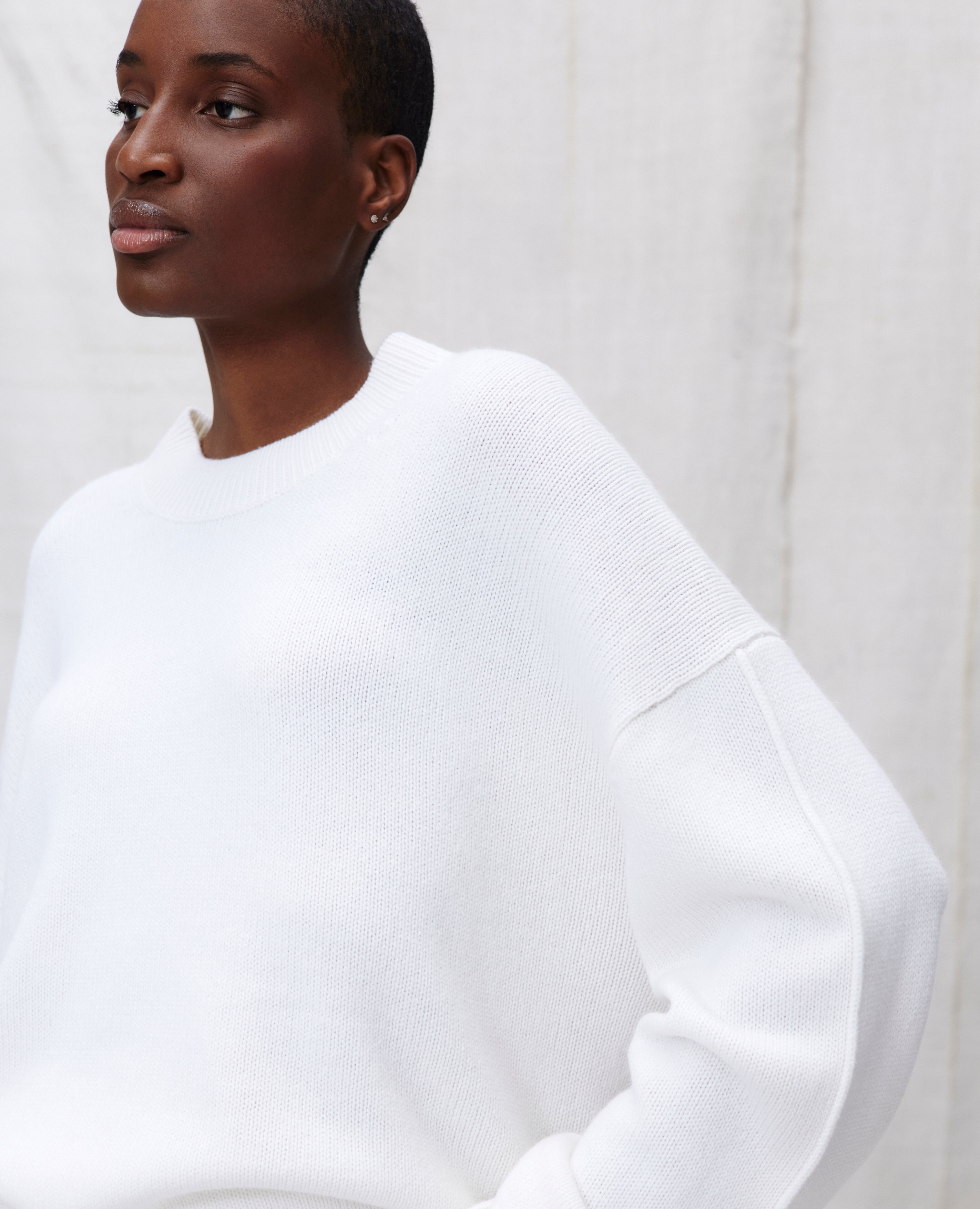 242_30002_40_0267 - Allude - 100% Cashmere Active All All Summer 2024 Apropos Special Cashmere Langarm Lockerer Schnitt mittelschwerer Strick Pullover Rundhalsausschnitt SAPG::243-30002 Weiß