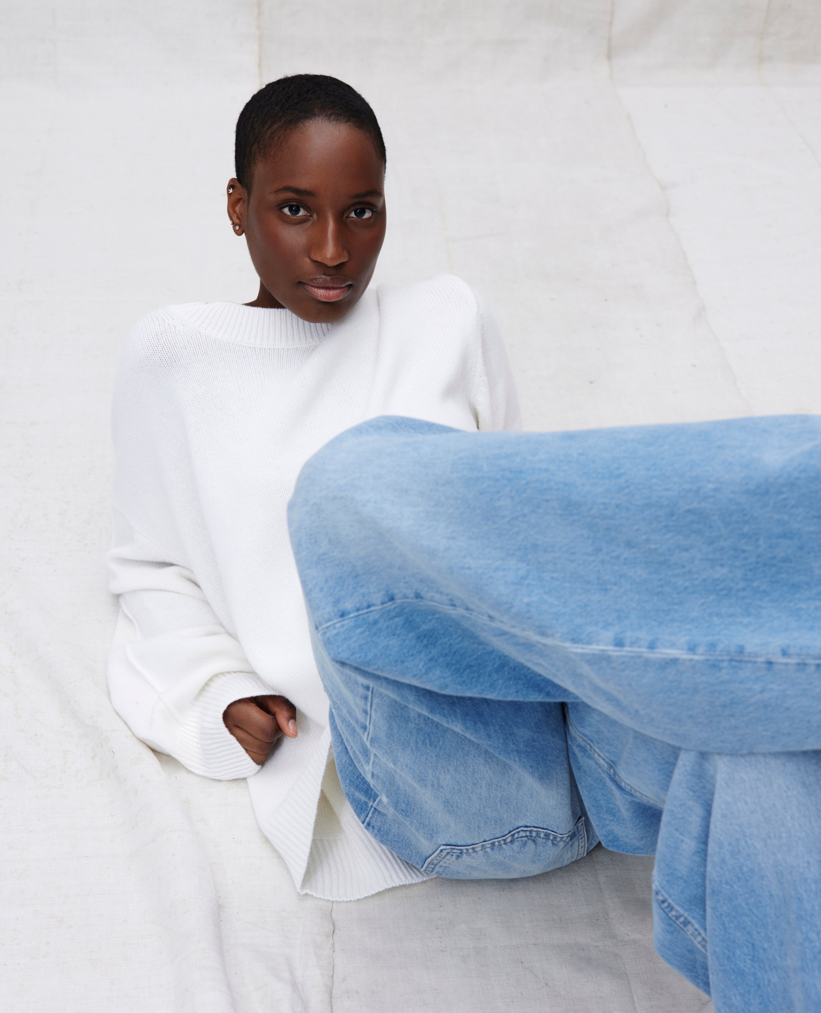 242_30002_40_0315 - Allude - 100% Cashmere Active All All Summer 2024 Apropos Special Cashmere Langarm Lockerer Schnitt mittelschwerer Strick Pullover Rundhalsausschnitt SAPG::243-30002 Weiß