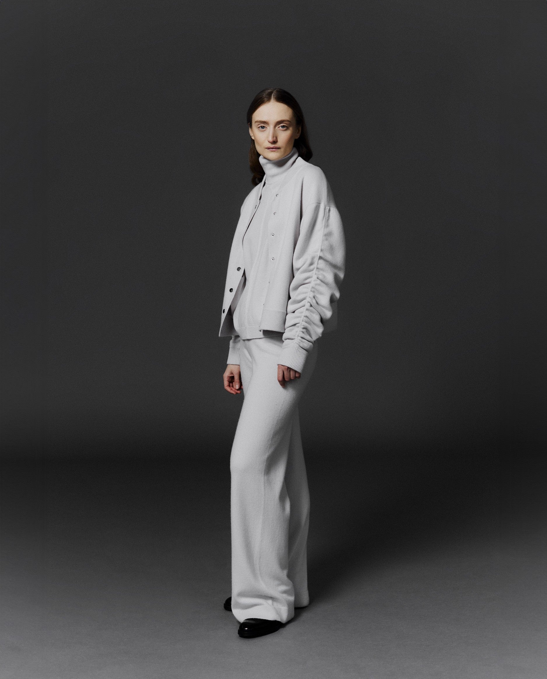 245-17715-17660-17034-2792_6d61647a-1b61-4b2c-86ba-2e4a1dab2280 - Allude - 0 30% Cashmere 70% Wolle Active Damen Grau Jacket Kastiger Schnitt Langarm mittelschwerer Strick NEW SAPG::245-17715 Winter 2024/2025 Wolle