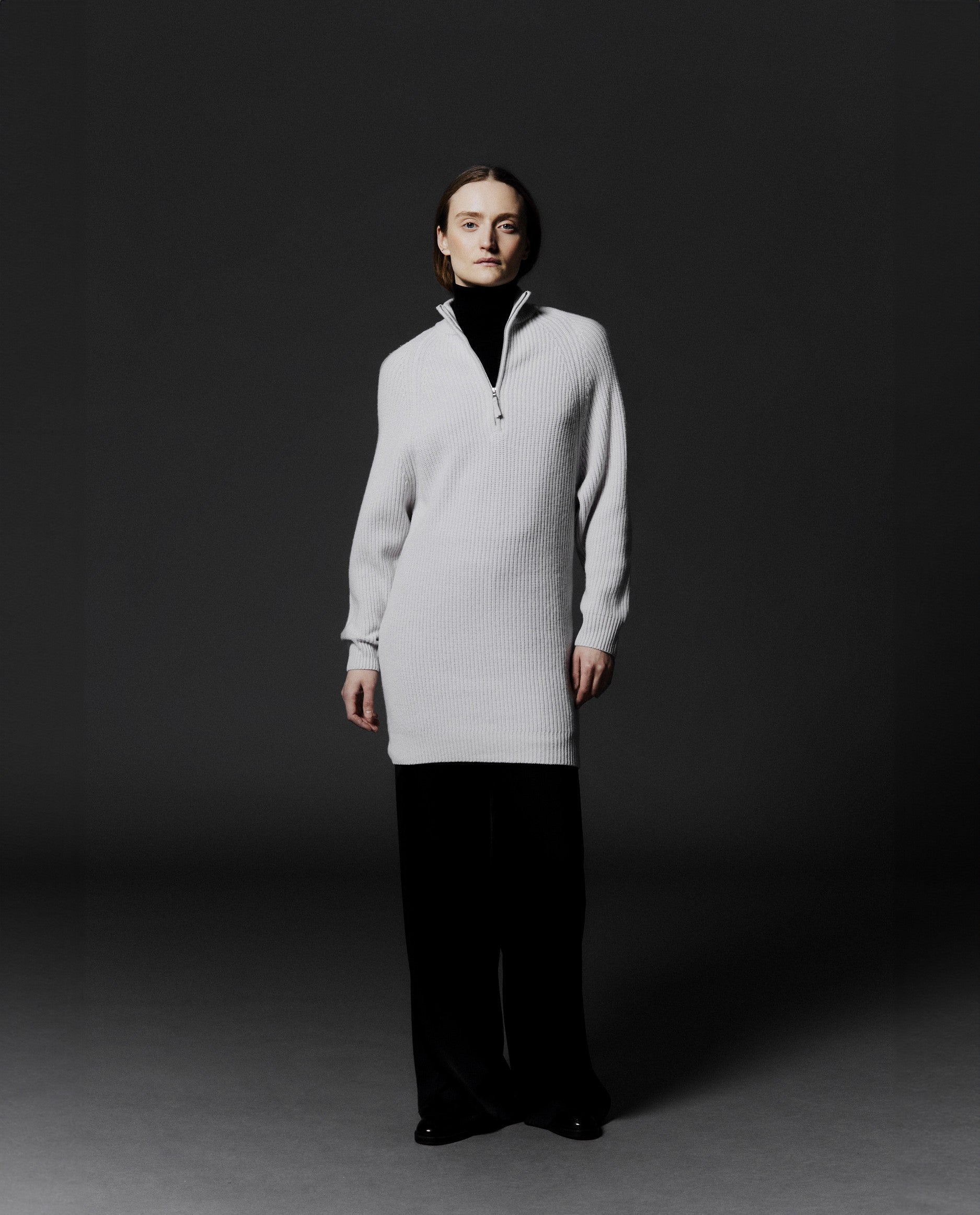 245-17751-84006-0589 - Allude - 0 30% Cashmere 70% Wolle Active Damen Gerade Passform Grau Kleid Langarm mittelschwerer Strick SAPG::245-17751 Winter 2024/2025 Wolle