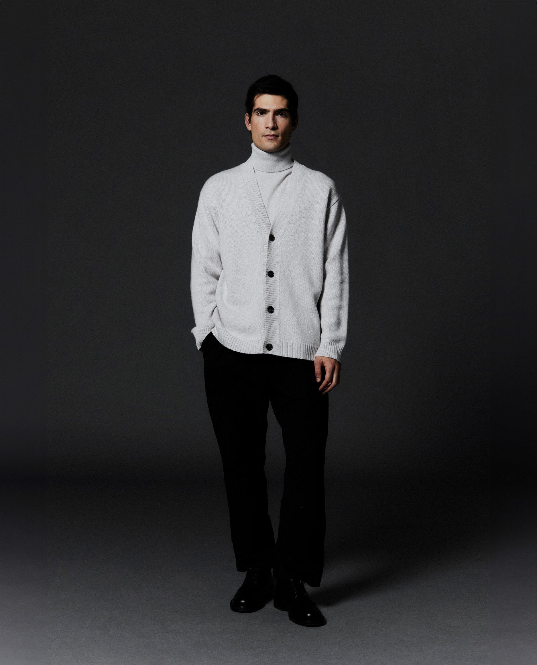 245-37000-30012-0558_5bc44d4f-5af5-4faf-aa86-12f0e06e0012 - Allude - 30% Cashmere 70% Wolle Active Grobstrick Herren Langarm Lockerer Schnitt Navy SAPG::245-37000 Strickjacke V-Ausschnitt Winter 2024/2025 Wolle