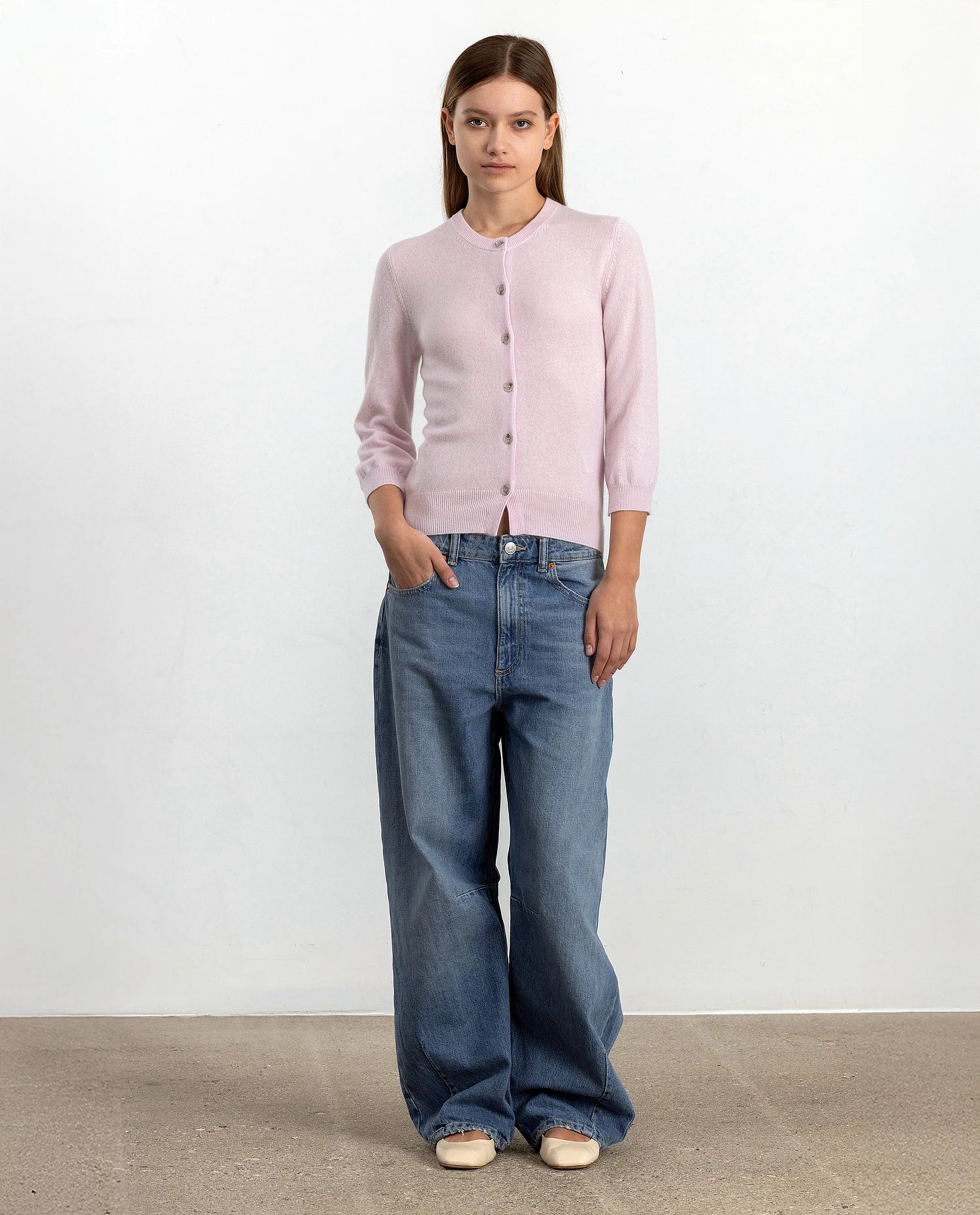 252-11107-60_2 - Allude - 100% Cashmere 3/4 Arm Active Cashmere Damen Feinstrick Rose Rundhals SAPG::252-11107 Spring/Summer 2025 Strickjacke Taillierter Schnitt
