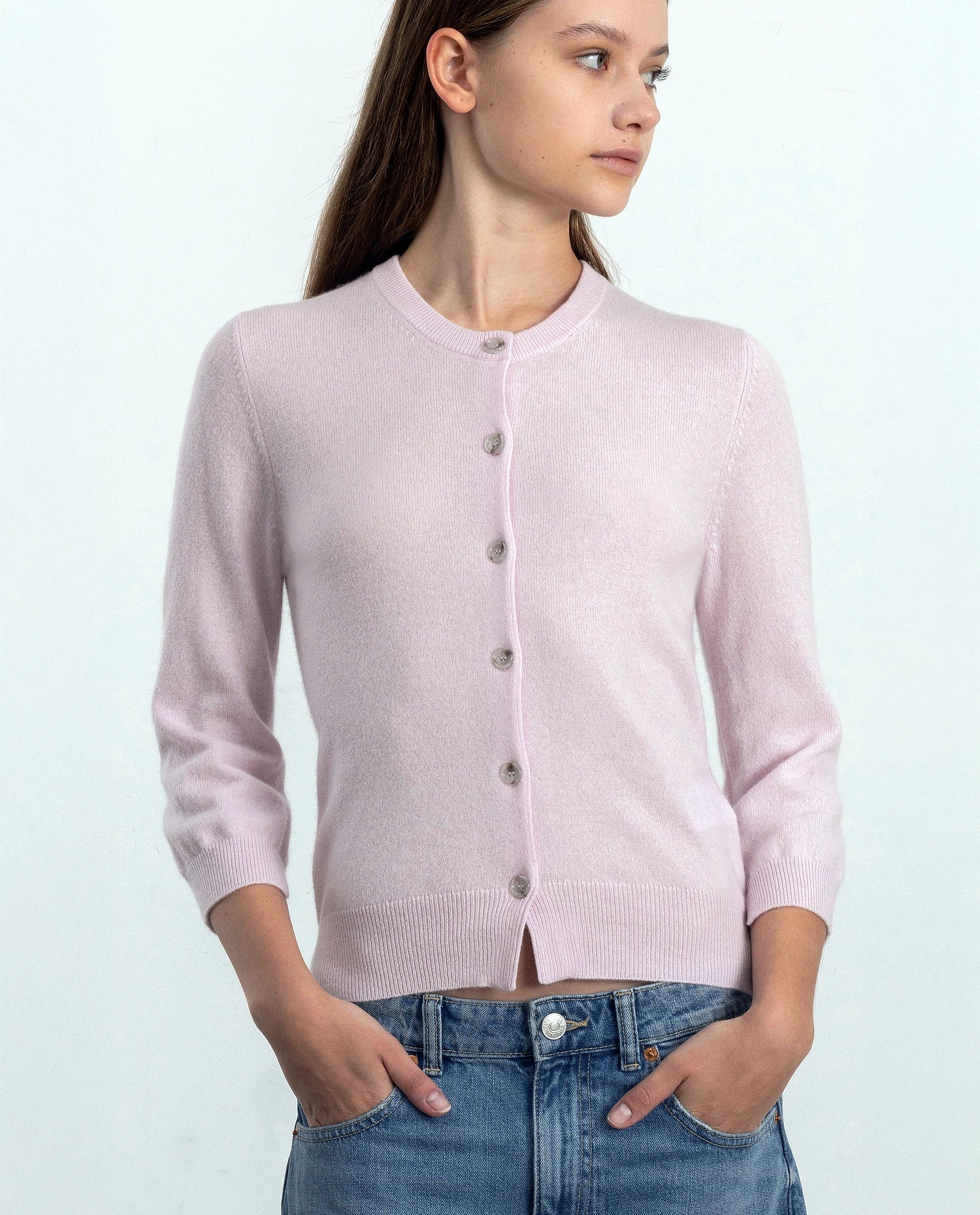 252-11107-60_20_77da1167-4acf-4982-a075-deada8e1d8d5 - Allude - 100% Cashmere 3/4 Arm Active Cashmere Damen Feinstrick Rose Rundhals SAPG::252-11107 Spring/Summer 2025 Strickjacke Taillierter Schnitt