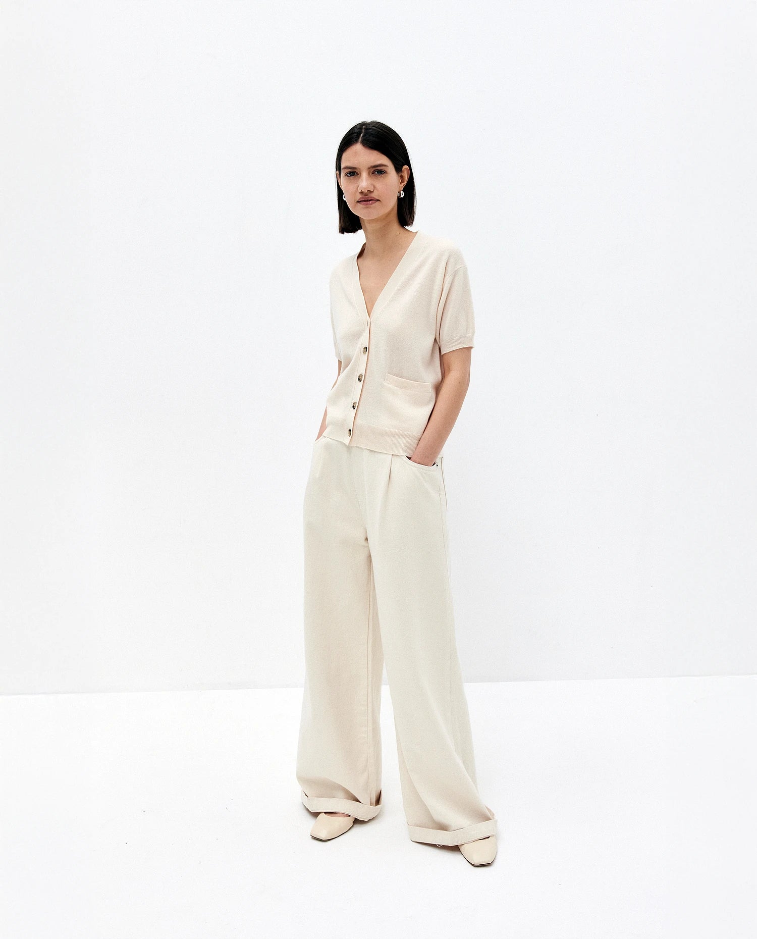 252-17001-41_1 - Allude - 1/4 Arm 30% Cashmere 70% Wolle Active Creme Damen Feinstrick Gerade Passform NEW SAPG::252-17001 Spring/Summer 2025 Strickjacke V-Ausschnitt Woll-Mischung