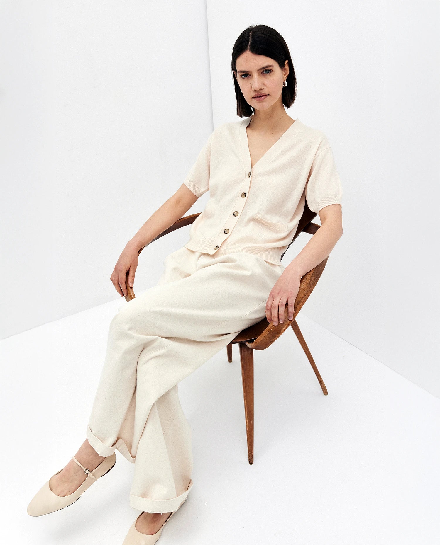 252-17001-41_10 - Allude - 1/4 Arm 30% Cashmere 70% Wolle Active Creme Damen Feinstrick Gerade Passform NEW SAPG::252-17001 Spring/Summer 2025 Strickjacke V-Ausschnitt Woll-Mischung