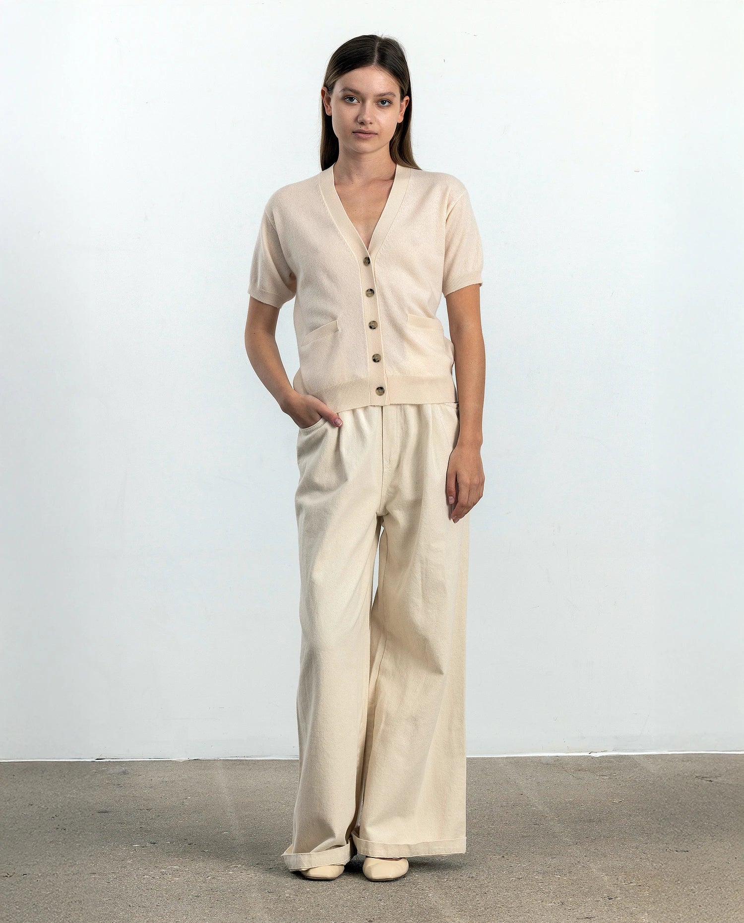 252-17001-41_2 - Allude - 1/4 Arm 30% Cashmere 70% Wolle Active Creme Damen Feinstrick Gerade Passform NEW SAPG::252-17001 Spring/Summer 2025 Strickjacke V-Ausschnitt Woll-Mischung