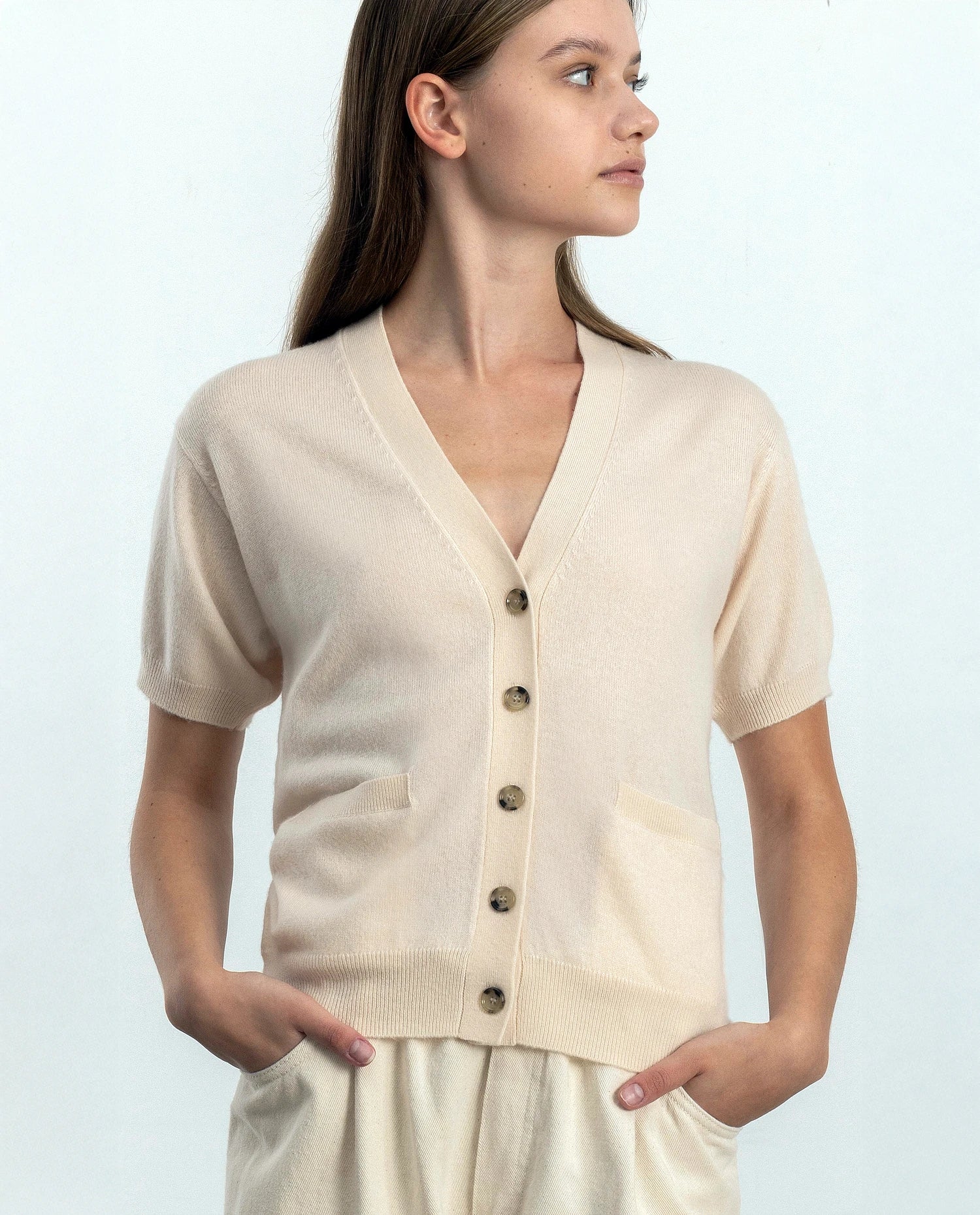 252-17001-41_20 - Allude - 1/4 Arm 30% Cashmere 70% Wolle Active Creme Damen Feinstrick Gerade Passform NEW SAPG::252-17001 Spring/Summer 2025 Strickjacke V-Ausschnitt Woll-Mischung