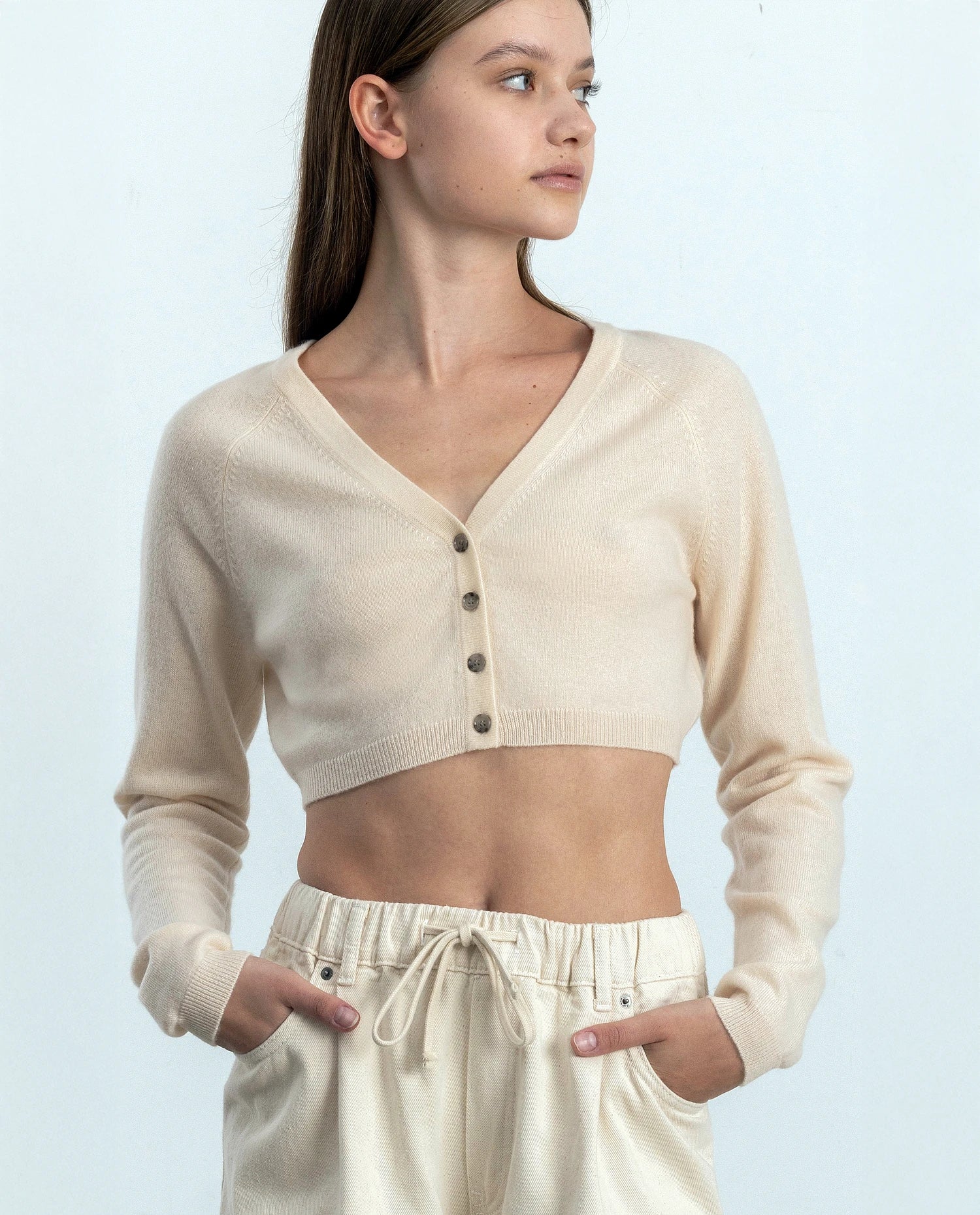 252-17011-41_20 - Allude - 30% Cashmere 70% Wolle Active Creme Damen Feinstrick Kastiger Schnitt Langarm SAPG::252-17011 Spring/Summer 2025 Strickjacke V-Ausschnitt Woll-Mischung