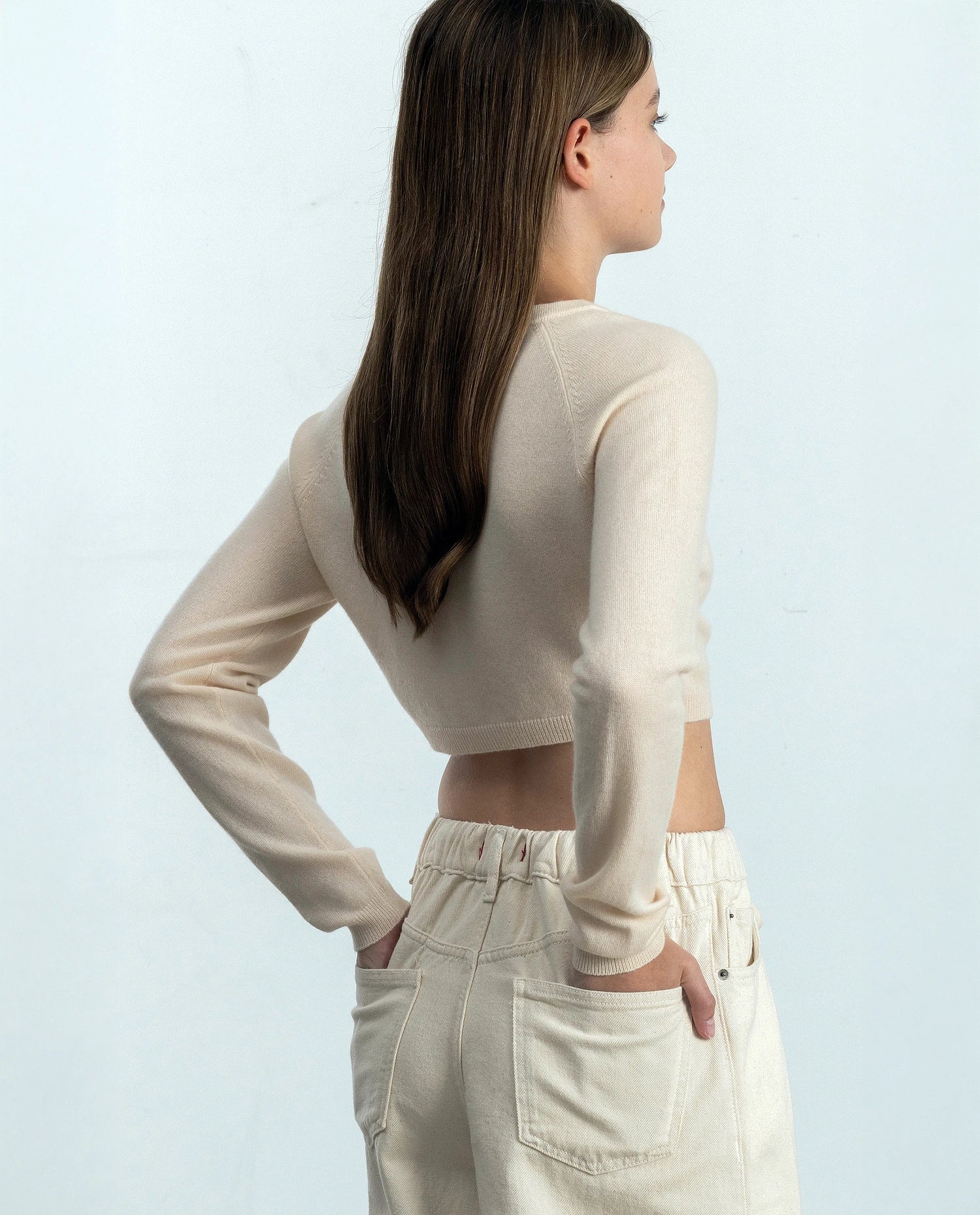 252-17011-41_21 - Allude - 30% Cashmere 70% Wolle Active Creme Damen Feinstrick Kastiger Schnitt Langarm SAPG::252-17011 Spring/Summer 2025 Strickjacke V-Ausschnitt Woll-Mischung