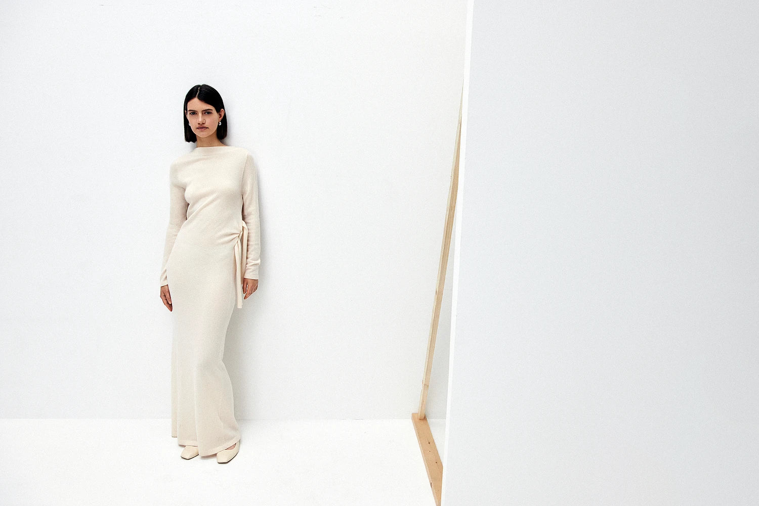 252-17014-41_10 - Allude - 30% Cashmere 70% Wolle Active Creme Damen Feinstrick Gerade Passform Kleid Langarm Rundhals SAPG::252-17014 Spring/Summer 2025 Woll-Mischung