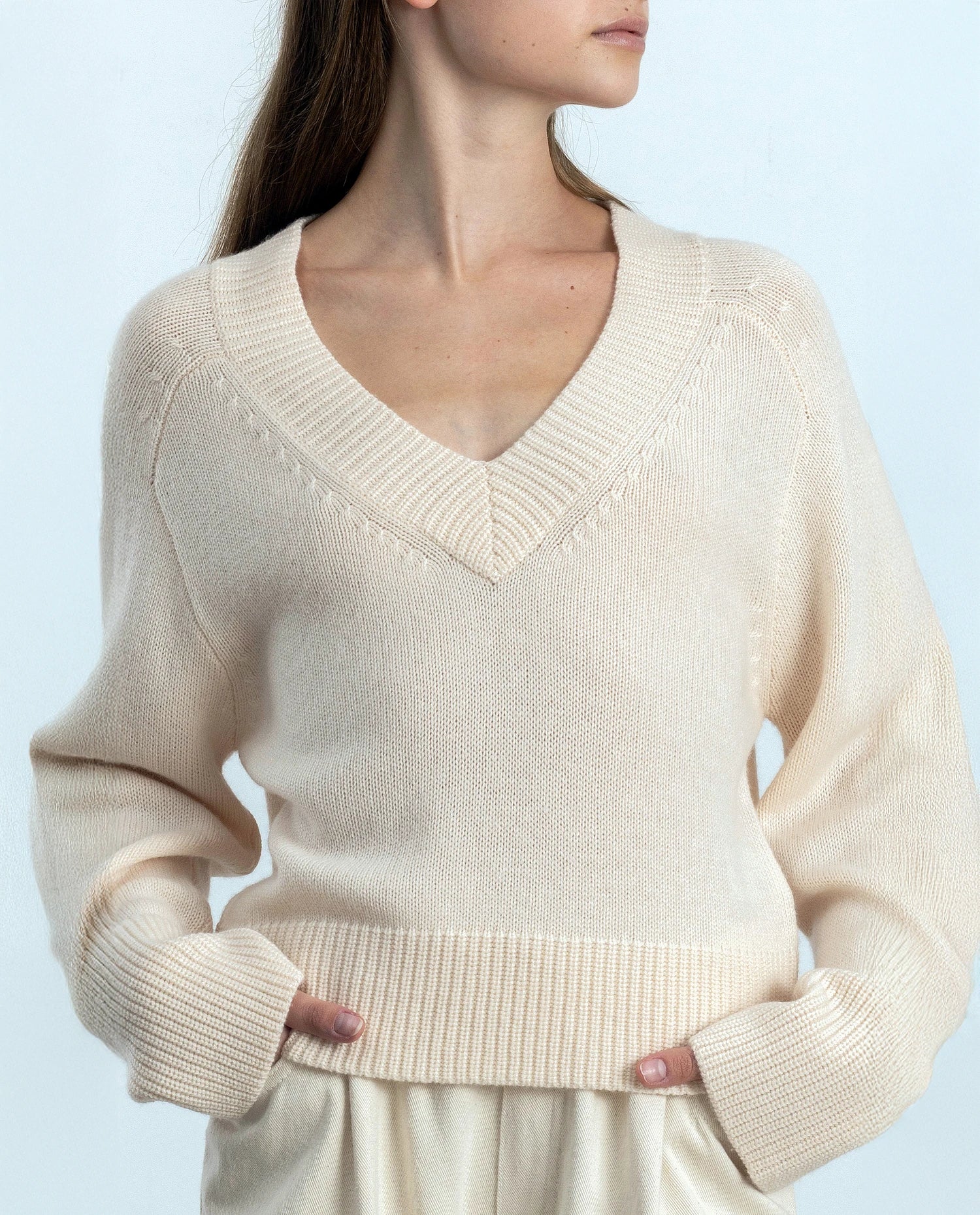 252-17033-41_20 - Allude - 30% Cashmere 70% Wolle Active Creme Damen Grobstrick Kastiger Schnitt Langarm Pullover SAPG::252-17033 Spring/Summer 2025 V-Ausschnitt Woll-Mischung