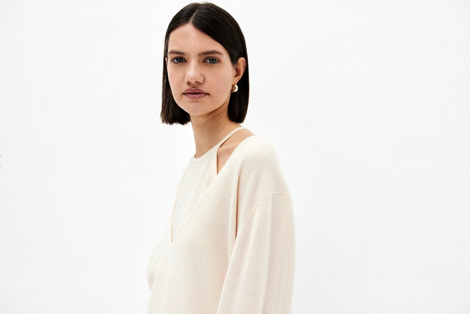 252-17071-41_10 - Allude - 30% Cashmere 70% Wolle Active Creme Damen Feinstrick Langarm Lockerer Schnitt Pullover SAPG::252-17071 Spring/Summer 2025 V-Ausschnitt Woll-Mischung