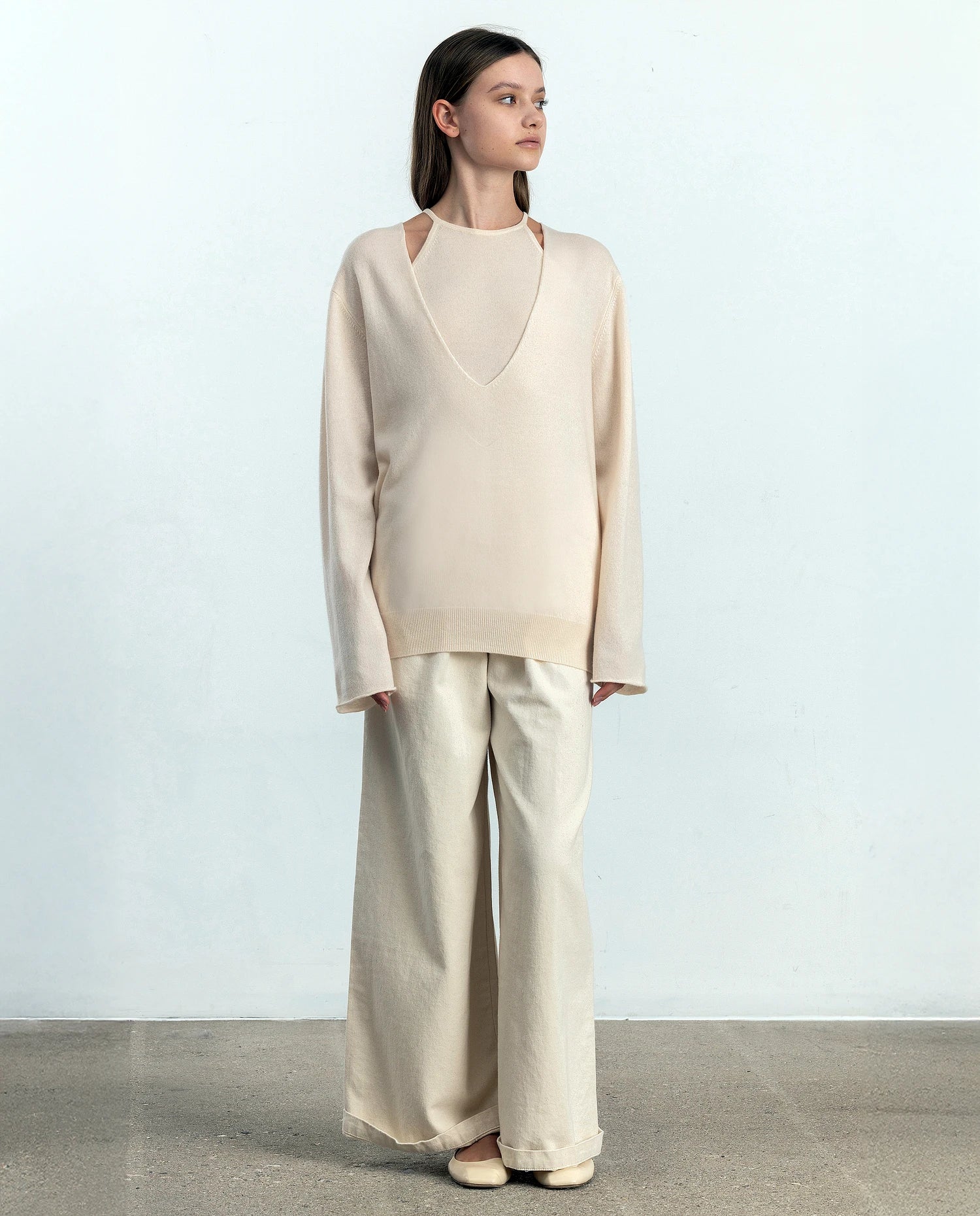 252-17071-41_2 - Allude - 30% Cashmere 70% Wolle Active Creme Damen Feinstrick Langarm Lockerer Schnitt Pullover SAPG::252-17071 Spring/Summer 2025 V-Ausschnitt Woll-Mischung