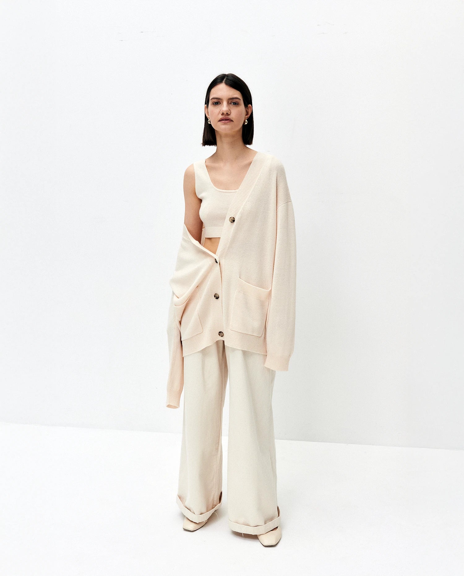 252-17076-41_1 - Allude - 30% Cashmere 70% Wolle Active Creme Damen Langarm Lockerer Schnitt mittelschwerer Strick SAPG::252-17076 Spring/Summer 2025 Strickjacke V-Ausschnitt Woll-Mischung