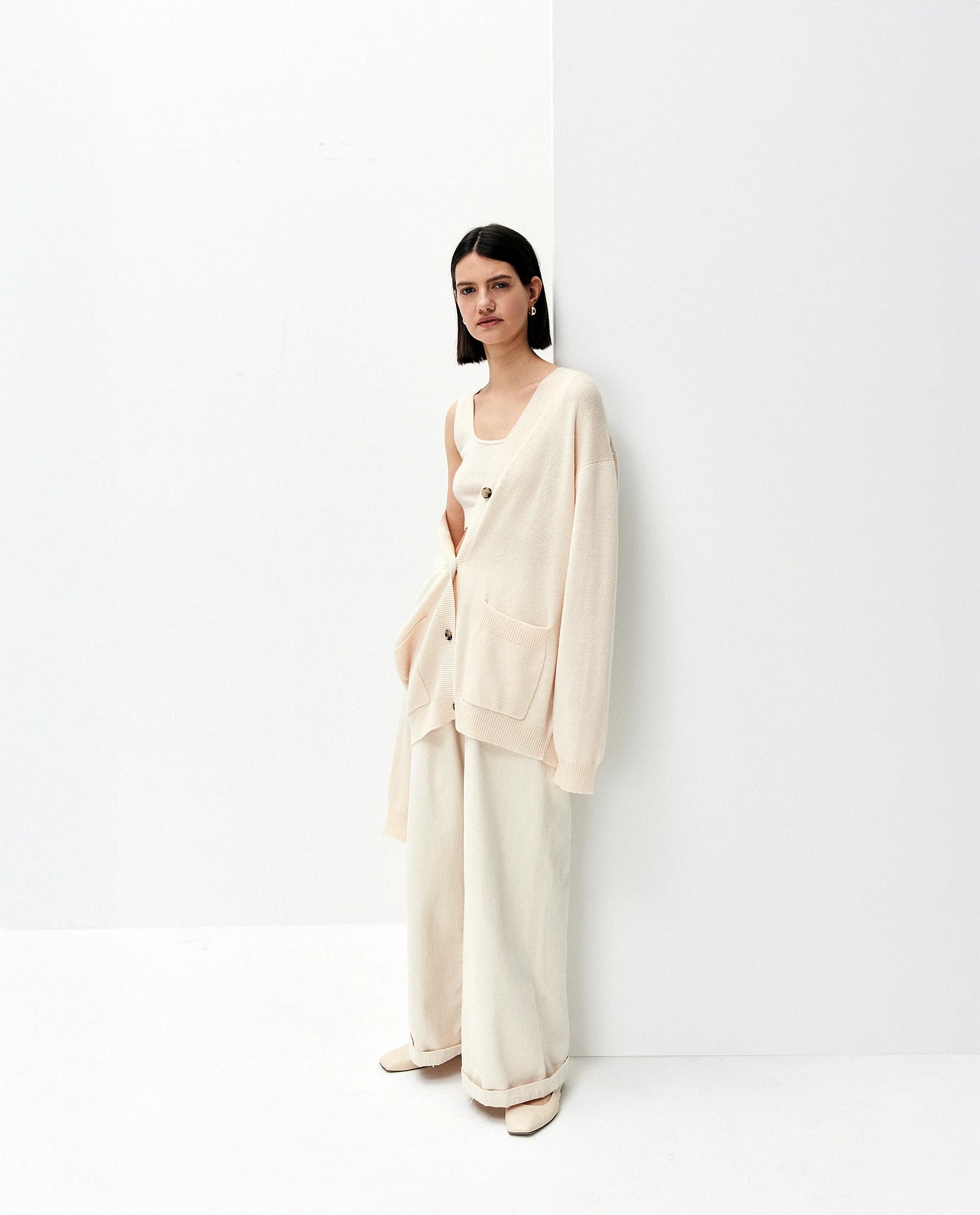 252-17076-41_10 - Allude - 30% Cashmere 70% Wolle Active Creme Damen Langarm Lockerer Schnitt mittelschwerer Strick SAPG::252-17076 Spring/Summer 2025 Strickjacke V-Ausschnitt Woll-Mischung