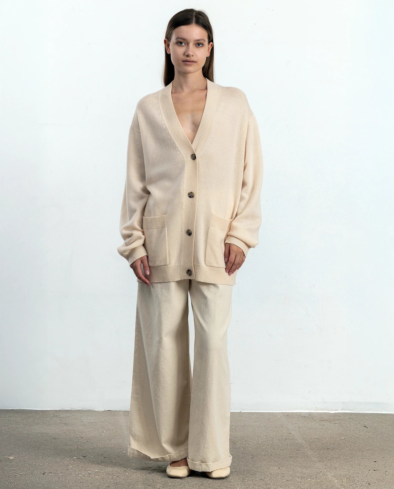252-17076-41_2 - Allude - 30% Cashmere 70% Wolle Active Creme Damen Langarm Lockerer Schnitt mittelschwerer Strick SAPG::252-17076 Spring/Summer 2025 Strickjacke V-Ausschnitt Woll-Mischung
