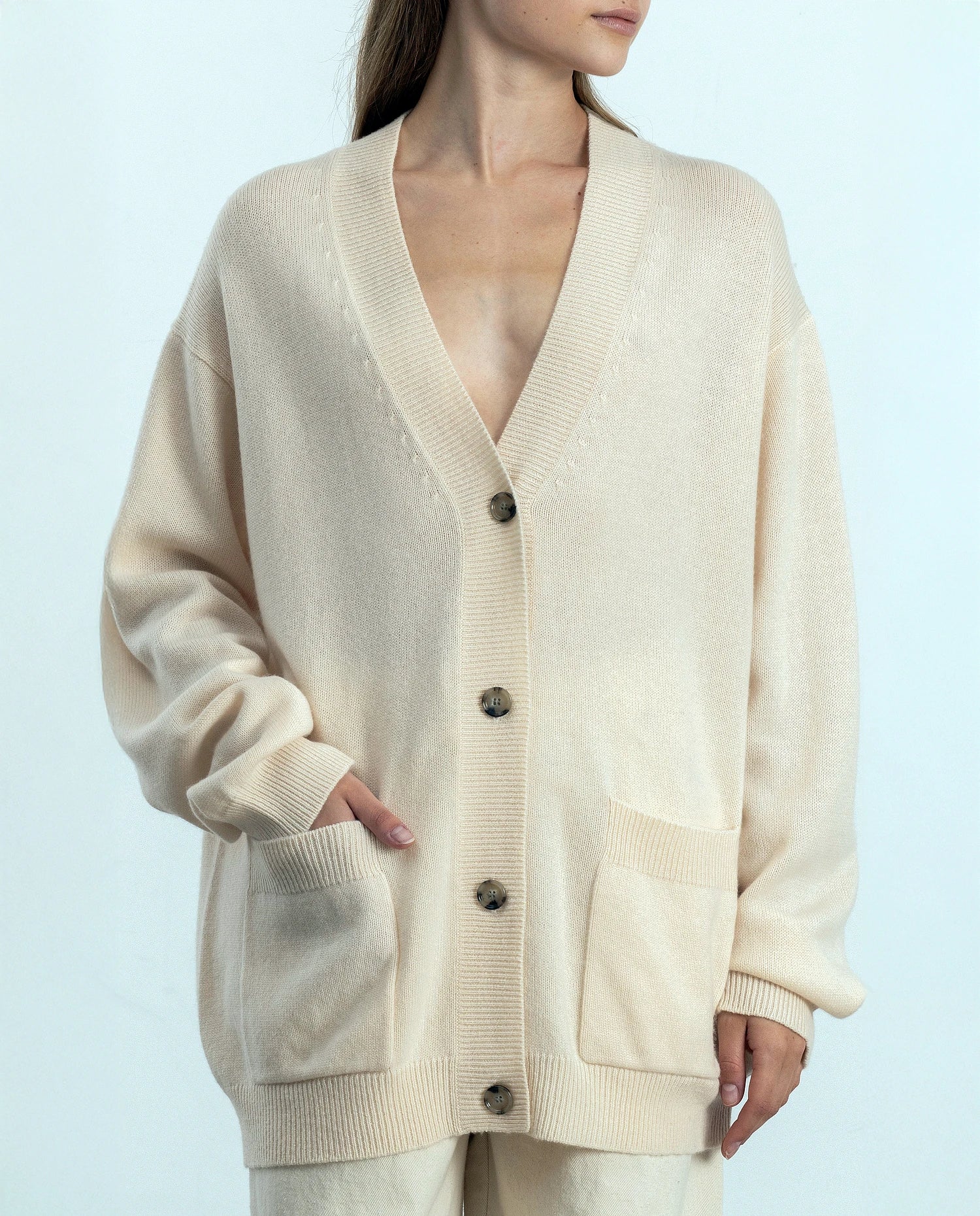 252-17076-41_20 - Allude - 30% Cashmere 70% Wolle Active Creme Damen Langarm Lockerer Schnitt mittelschwerer Strick SAPG::252-17076 Spring/Summer 2025 Strickjacke V-Ausschnitt Woll-Mischung