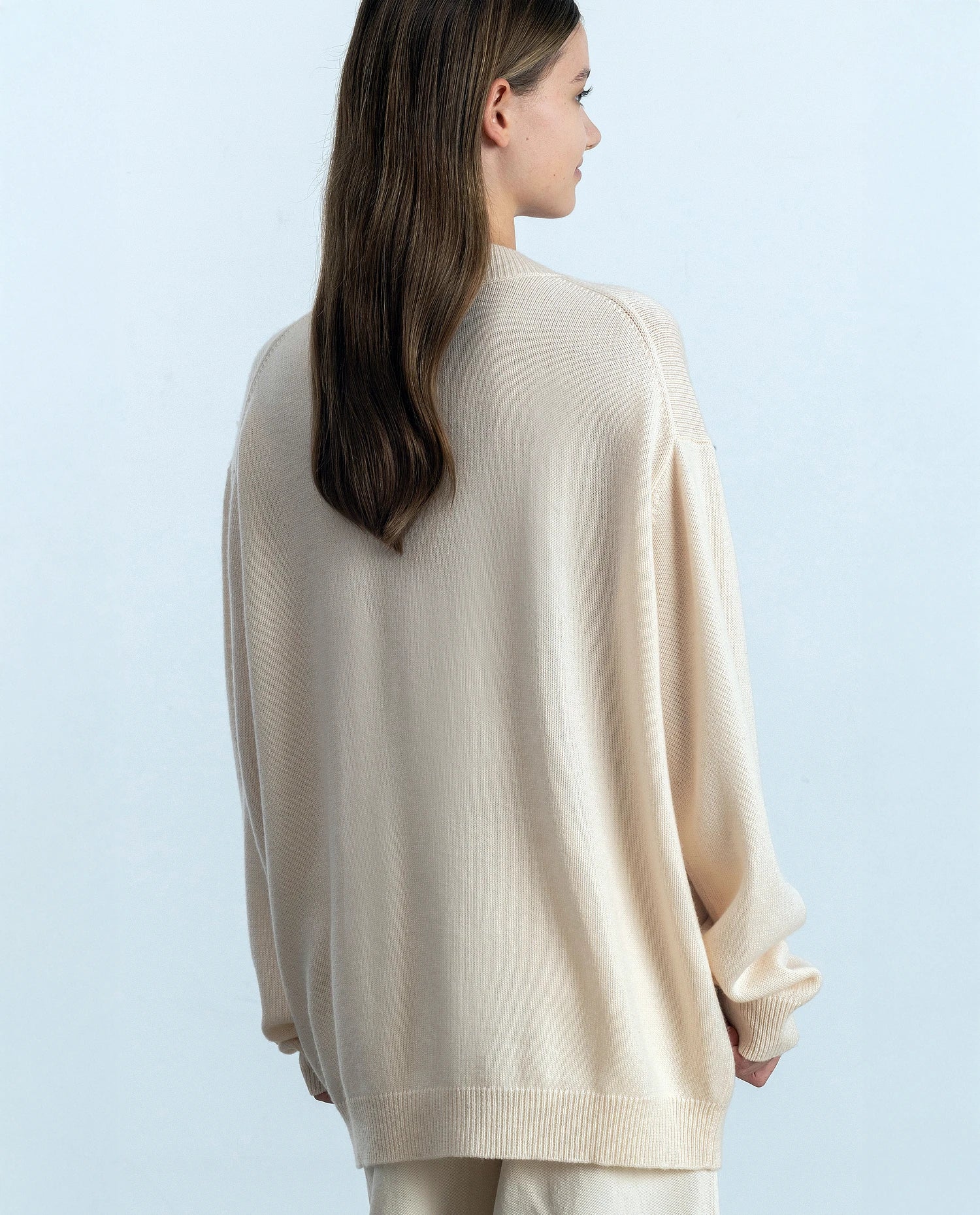 252-17076-41_21 - Allude - 30% Cashmere 70% Wolle Active Creme Damen Langarm Lockerer Schnitt mittelschwerer Strick SAPG::252-17076 Spring/Summer 2025 Strickjacke V-Ausschnitt Woll-Mischung