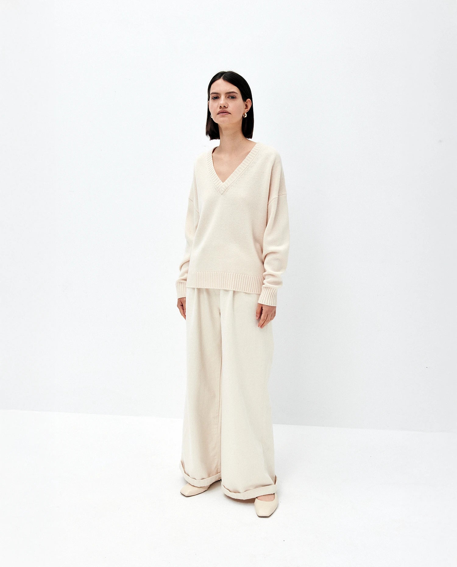 252-17646-41_1 - Allude - 30% Cashmere 70% Wolle Active Creme Damen Grobstrick Langarm Lockerer Schnitt Pullover SAPG::252-17646 Spring/Summer 2025 V-Ausschnitt Woll-Mischung