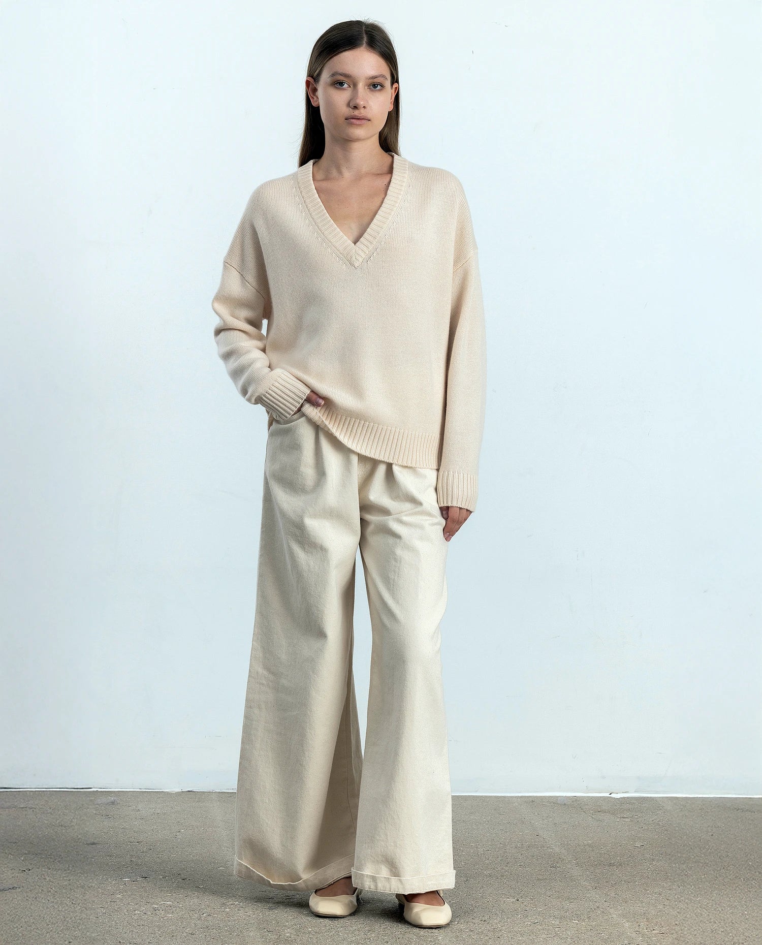 252-17646-41_2 - Allude - 30% Cashmere 70% Wolle Active Creme Damen Grobstrick Langarm Lockerer Schnitt Pullover SAPG::252-17646 Spring/Summer 2025 V-Ausschnitt Woll-Mischung