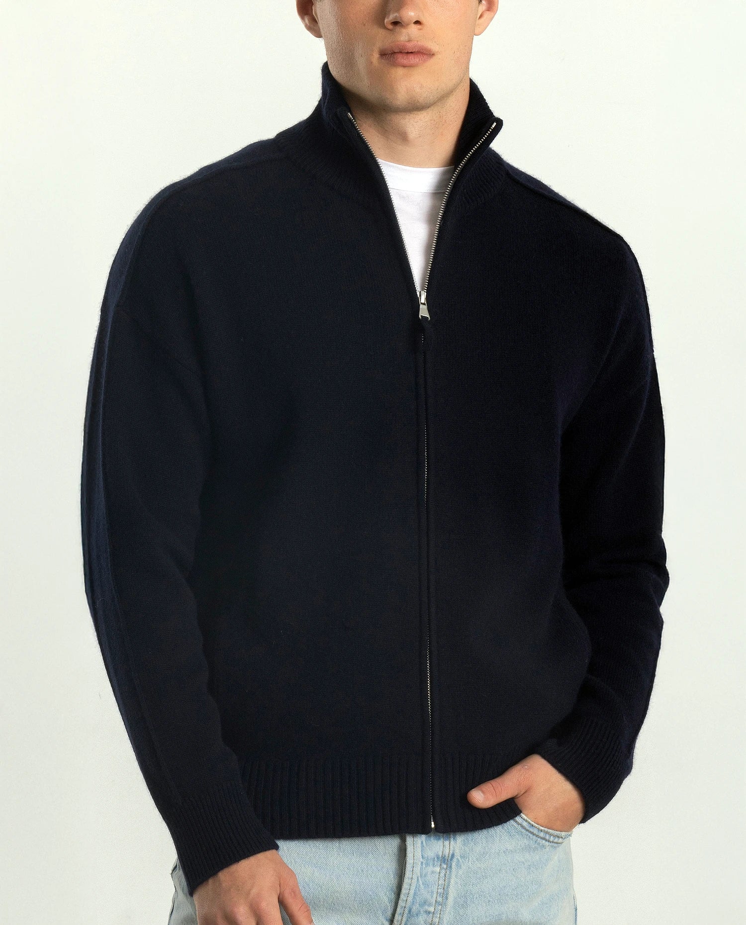 252-37621-14_20 - Allude - 30% Cashmere 70% Wolle Active Allude x Eisbach Herren Langarm Lockerer Schnitt mittelschwerer Strick Navy Reißverschluss SAPG::252-37621 Spring/Summer 2025 Strickjacke Woll-Mischung