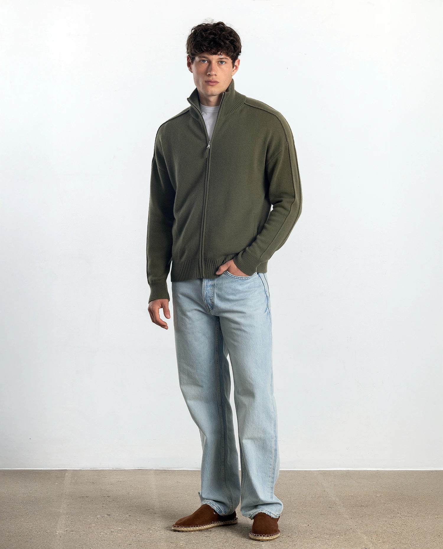 252-37621-38_2 - Allude - 30% Cashmere 70% Wolle Active Allude x Eisbach Herren Khaki Langarm Lockerer Schnitt mittelschwerer Strick Reißverschluss SAPG::252-37621 Spring/Summer 2025 Strickjacke Woll-Mischung