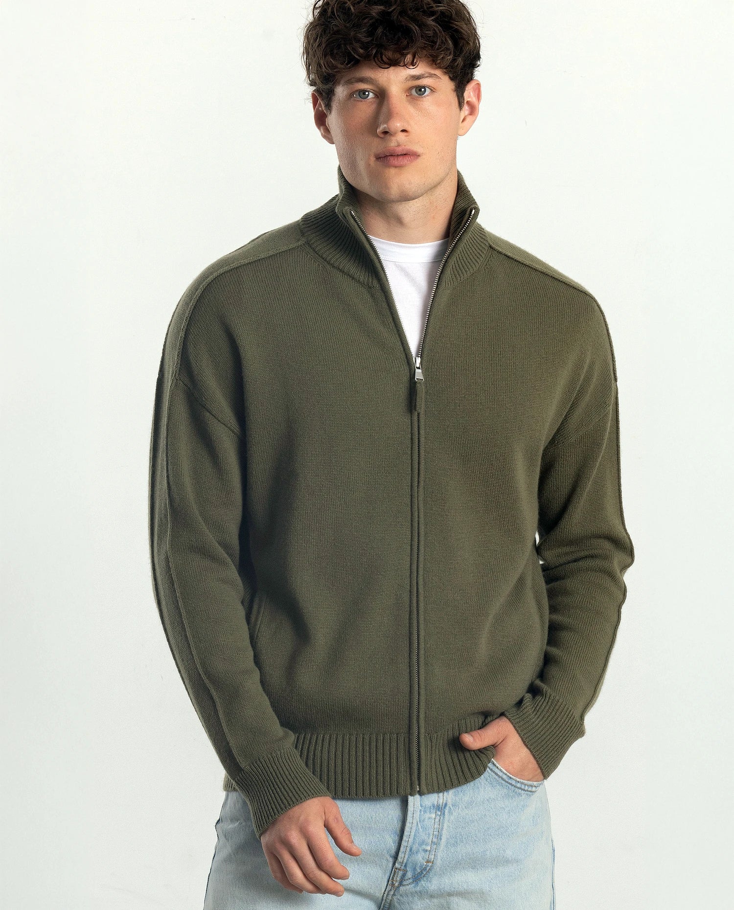 252-37621-38_20 - Allude - 30% Cashmere 70% Wolle Active Allude x Eisbach Herren Khaki Langarm Lockerer Schnitt mittelschwerer Strick Reißverschluss SAPG::252-37621 Spring/Summer 2025 Strickjacke Woll-Mischung