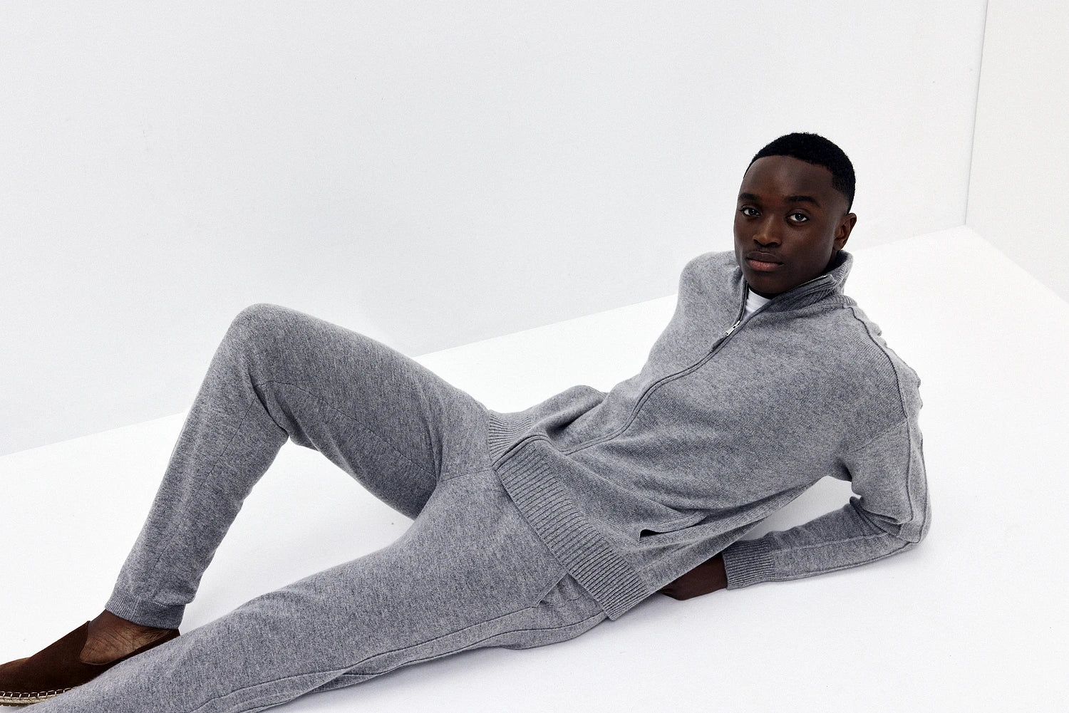 252-37621-83_11 - Allude - 30% Cashmere 70% Wolle Active Allude x Eisbach Grau Herren Langarm Lockerer Schnitt mittelschwerer Strick Reißverschluss SAPG::252-37621 Spring/Summer 2025 Strickjacke Woll-Mischung