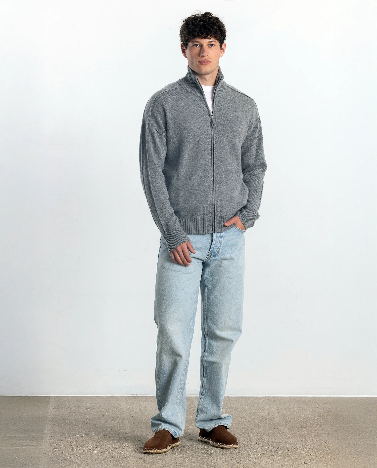 252-37621-83_2 - Allude - 30% Cashmere 70% Wolle Active Allude x Eisbach Grau Herren Langarm Lockerer Schnitt mittelschwerer Strick Reißverschluss SAPG::252-37621 Spring/Summer 2025 Strickjacke Woll-Mischung
