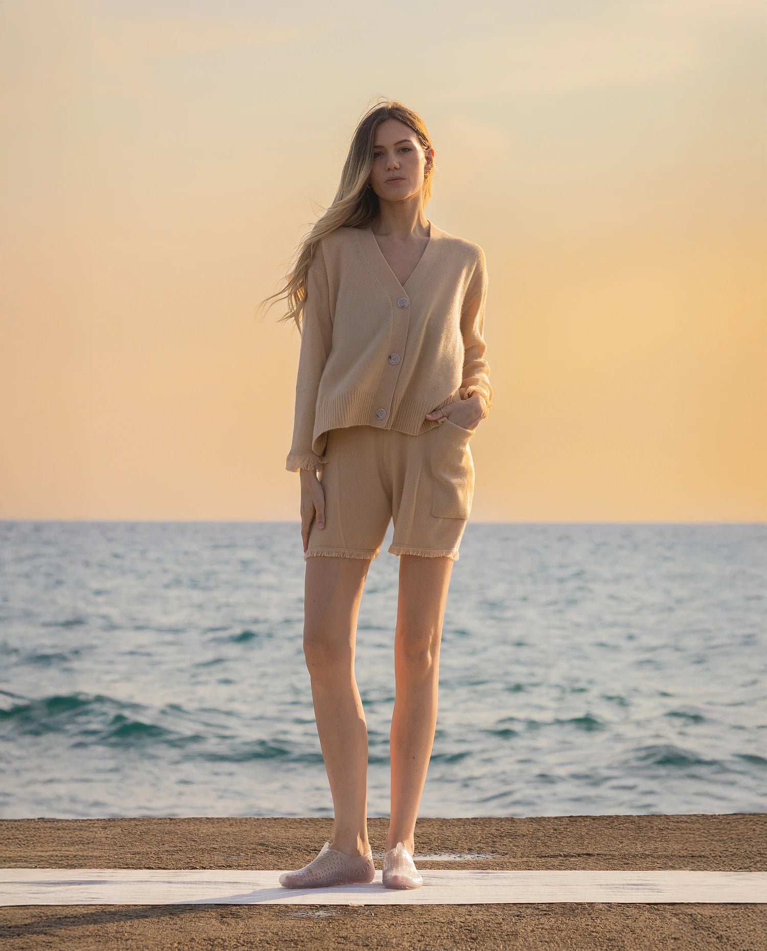 253_20040_42_20042_42_4_f2dd8269-928e-4a30-9f57-285a0e396fd4 - Allude - 3/4 Arm Active Beige Cashmere Damen Feinstrick Flachstrick High Summer 2025 NEW SAPG::253-20040 Strickjacke V-Ausschnitt