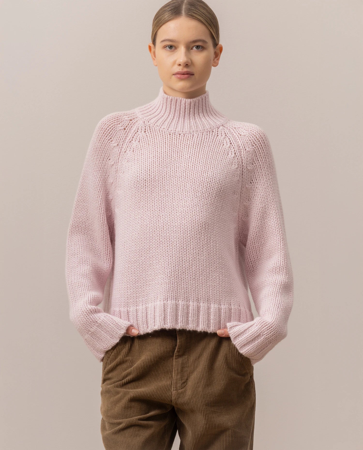 255-11162-60_2 - Allude - 100% Cashmere Active Damen Fall/Winter 2025/2026 Flachstrick Gerade Passform Grobstrick NEW Pullover Rose SAPG::255-11162 Stehkragen
