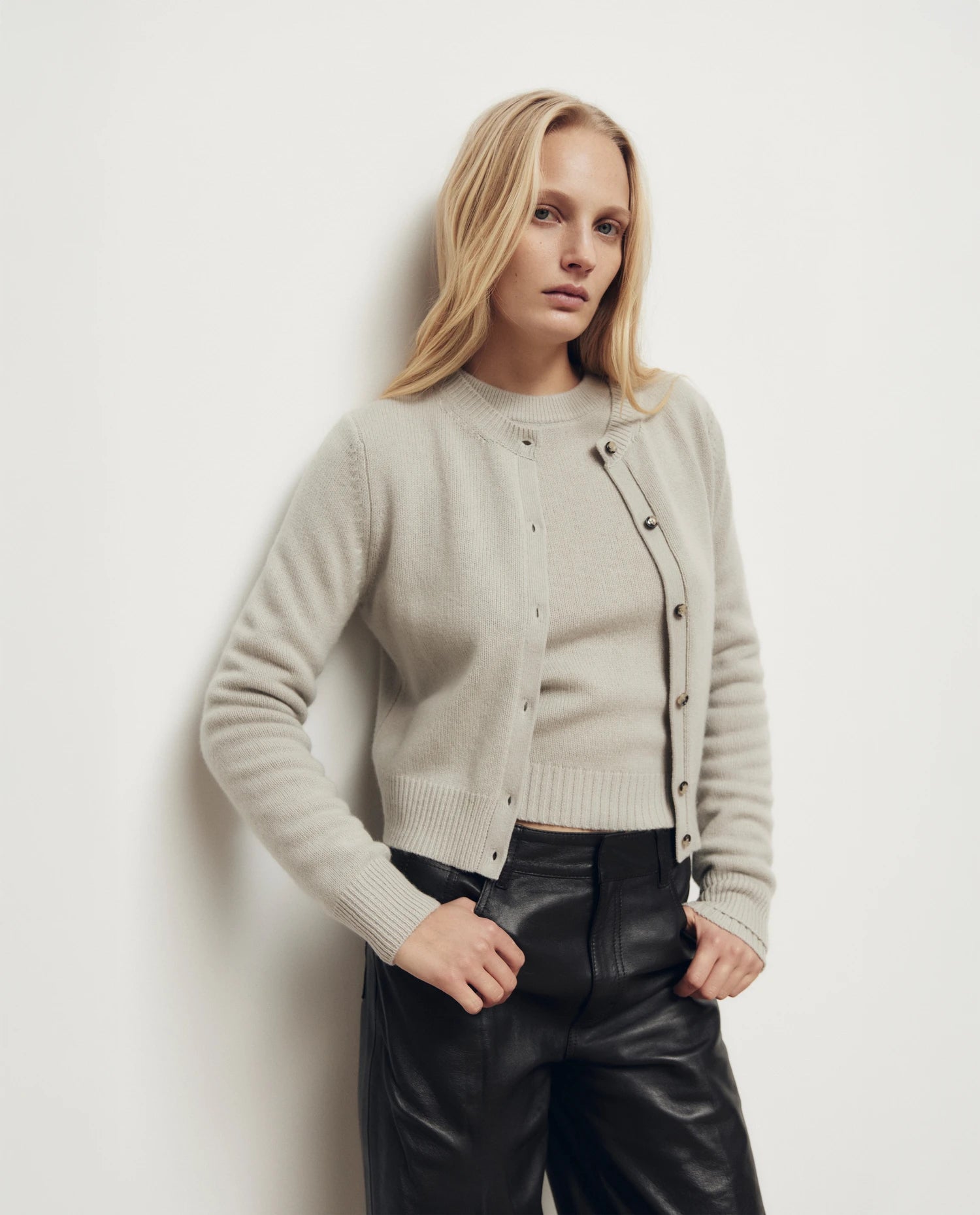 255-11204-82_10 - Allude - 100% Cashmere Active Damen Fall/Winter 2025/2026 Flachstrick Gerade Passform Grau mittelschwerer Strick NEW Pullover Rundhals SAPG::255-11204