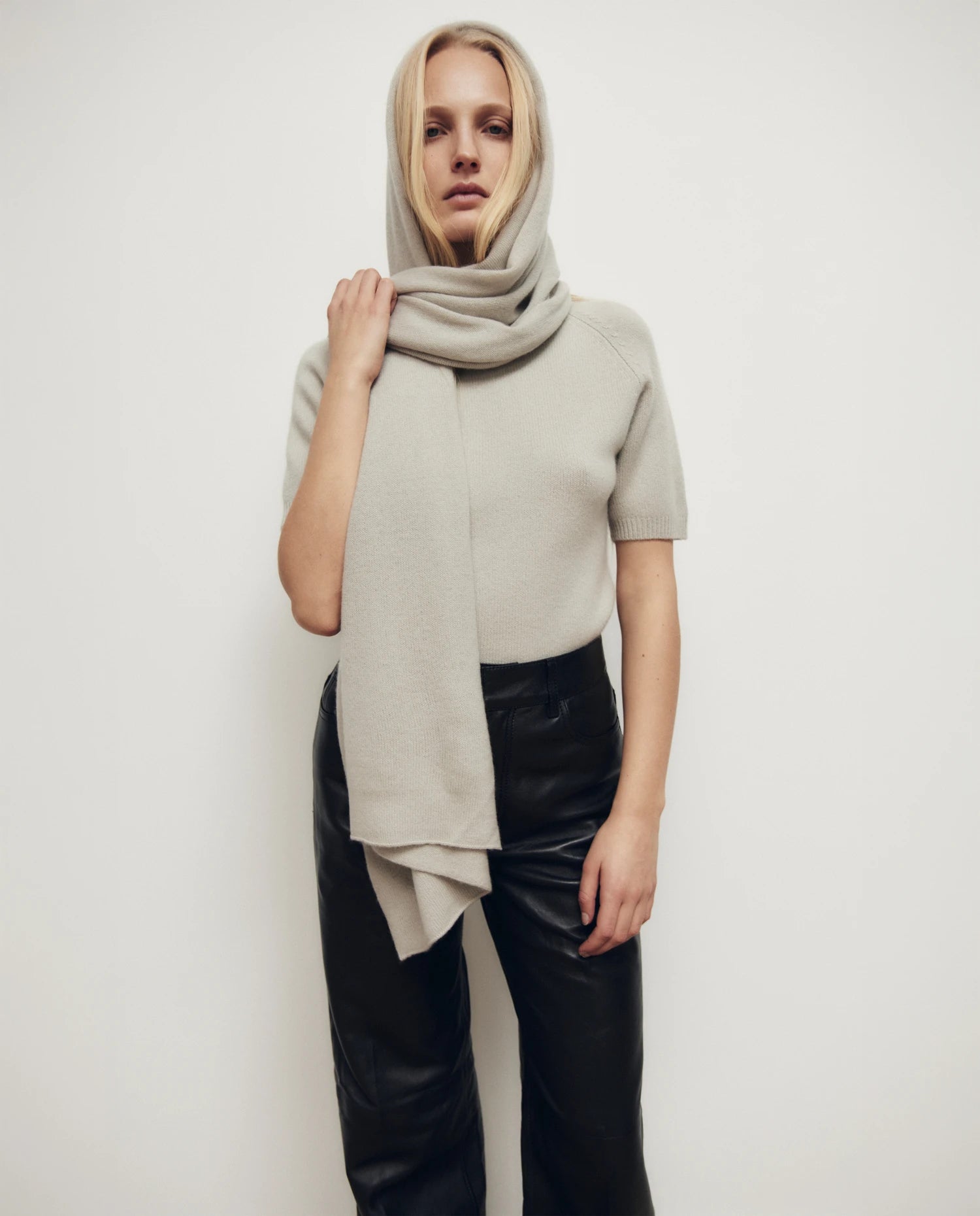 255-11241-82_10_2e4e3dfc-8e56-408e-853b-4521166b7d1e - Allude - 0 100% Cashmere Active Damen Fall/Winter 2025/2026 Feinstrick Flachstrick Grau NEW SAPG::255-11241 Schal