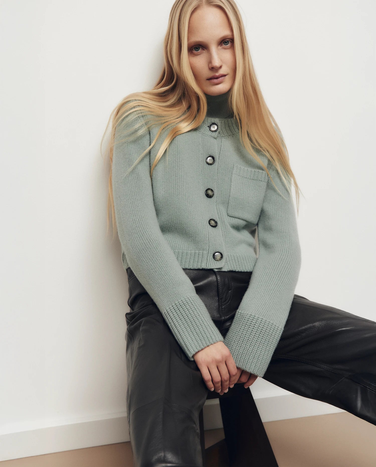 255-17001-31_10 - Allude - 30% Cashmere 70% Wolle Active Damen Fall/Winter 2025/2026 Flachstrick Grobstrick Grün Kastiger Schnitt NEW Rundhals SAPG::255-17001 Strickjacke