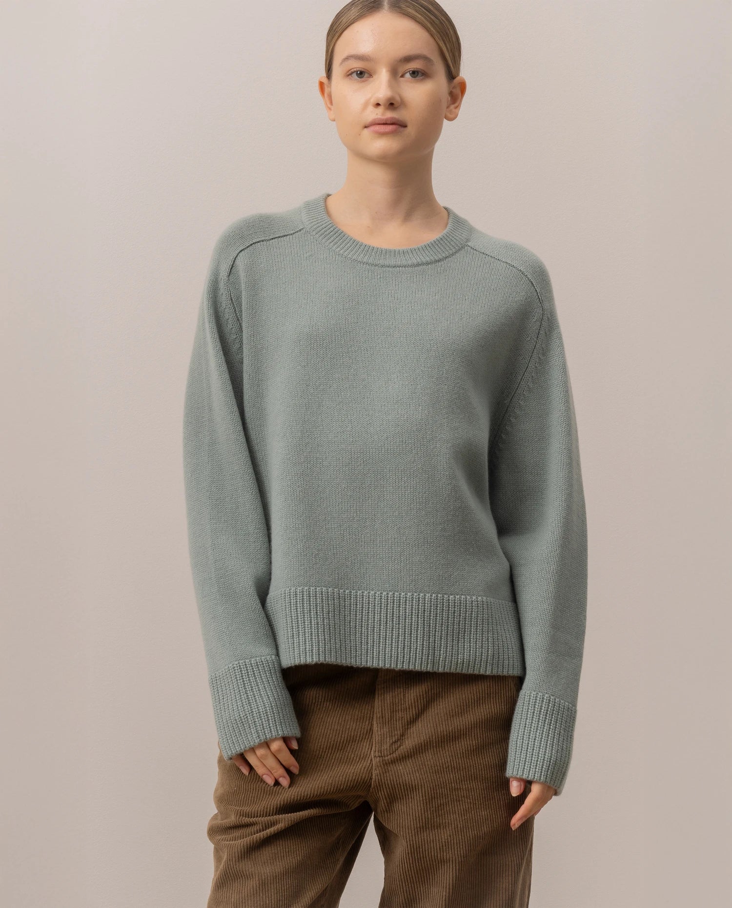 255-17002-31_2 - Allude - 30% Cashmere 70% Wolle Active Damen Fall/Winter 2025/2026 Flachstrick Grobstrick Grün Lockerer Schnitt NEW Pullover Rundhals SAPG::255-17002