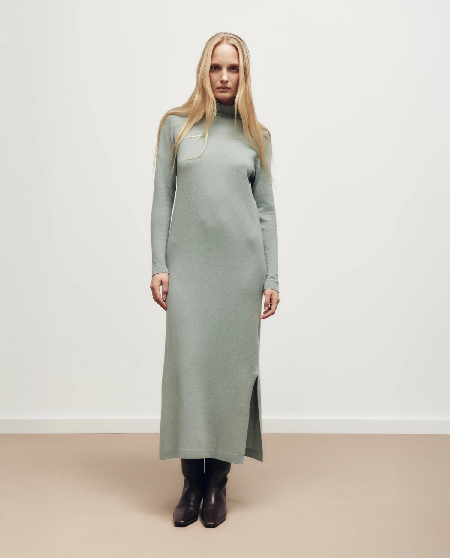 255-17013-31_10 - Allude - 30% Cashmere 70% Wolle Active Damen Fall/Winter 2025/2026 Feinstrick Flachstrick Gerade Passform Grün Kleid NEW Rollkragen SAPG::255-17013
