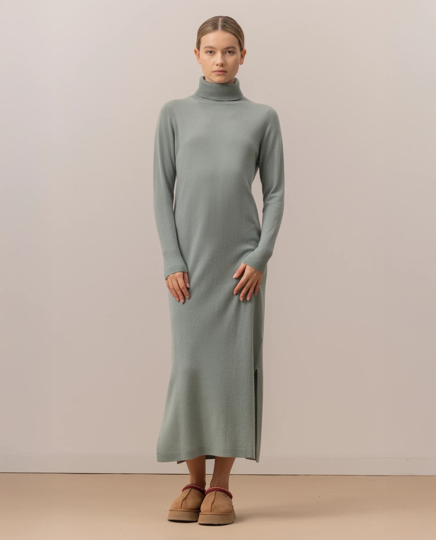 255-17013-31_20 - Allude - 30% Cashmere 70% Wolle Active Damen Fall/Winter 2025/2026 Feinstrick Flachstrick Gerade Passform Grün Kleid NEW Rollkragen SAPG::255-17013