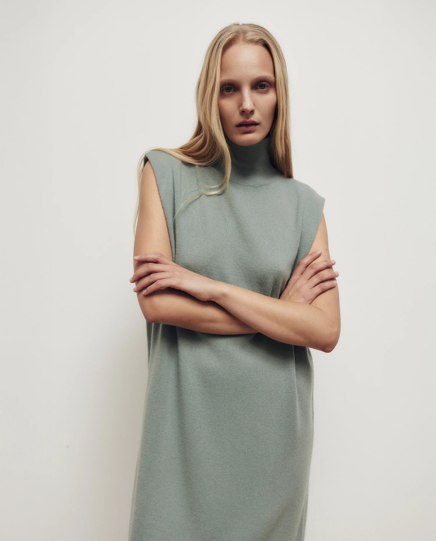 255-17052-31_11 - Allude - 30% Cashmere 70% Wolle Active Damen Fall/Winter 2025/2026 Feinstrick Flachstrick Grün Kleid Lockerer Schnitt NEW SAPG::255-17052 Stehkragen