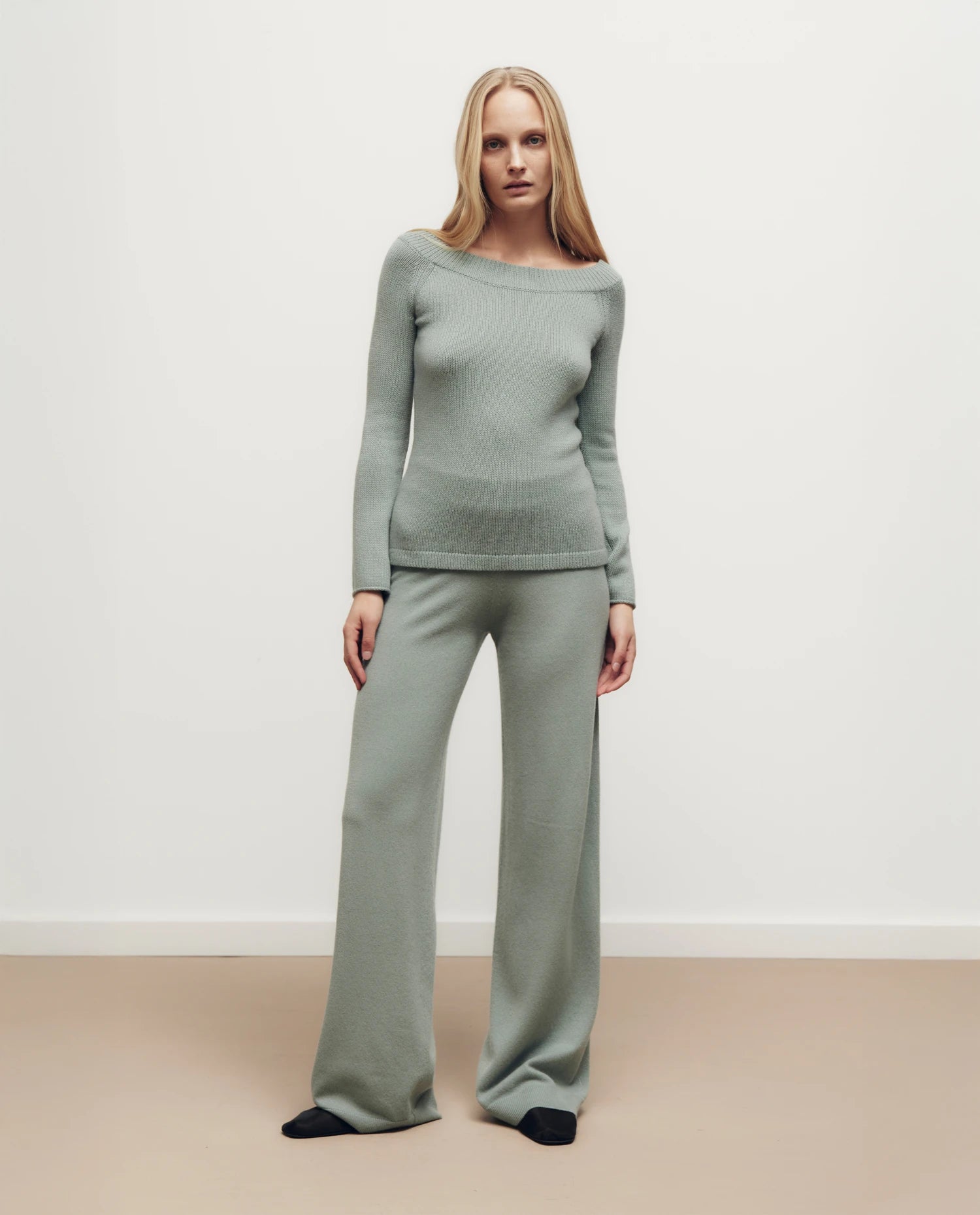 255-17075-31_10 - Allude - 30% Cashmere 70% Wolle Active Damen Fall/Winter 2025/2026 Flachstrick Grobstrick Grün NEW Pullover Rundhals SAPG::255-17075 Taillierter Schnitt