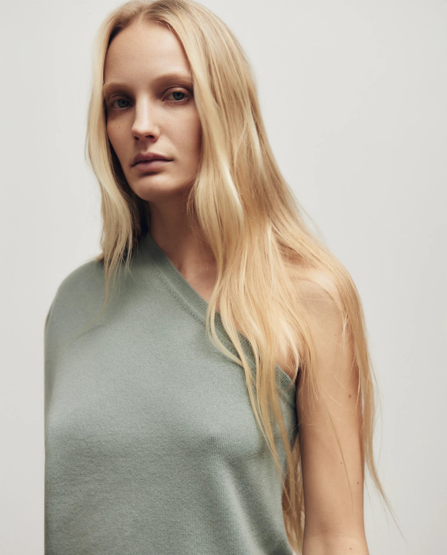 255-17091-31_10 - Allude - 30% Cashmere 70% Wolle Active Damen Fall/Winter 2025/2026 Feinstrick Flachstrick Grün Lockerer Schnitt NEW Pullover Rundhals SAPG::255-17091