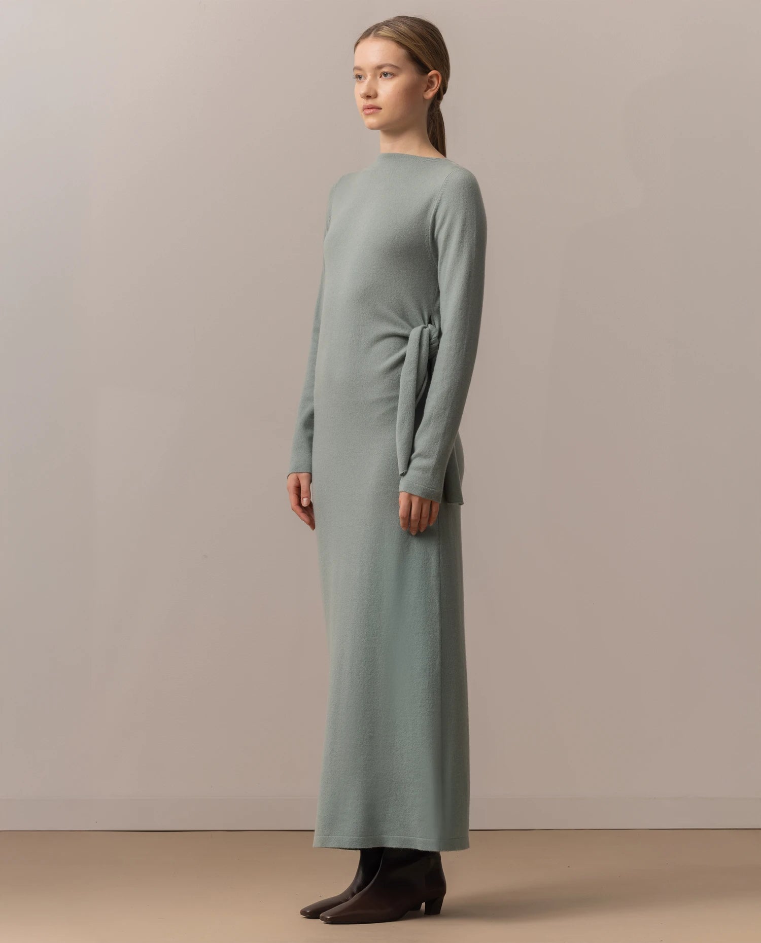 255-17094-31_20 - Allude - 30% Cashmere 70% Wolle Active Damen Enger Schnitt Fall/Winter 2025/2026 Feinstrick Flachstrick Grün Kleid NEW Rundhals SAPG::255-17094