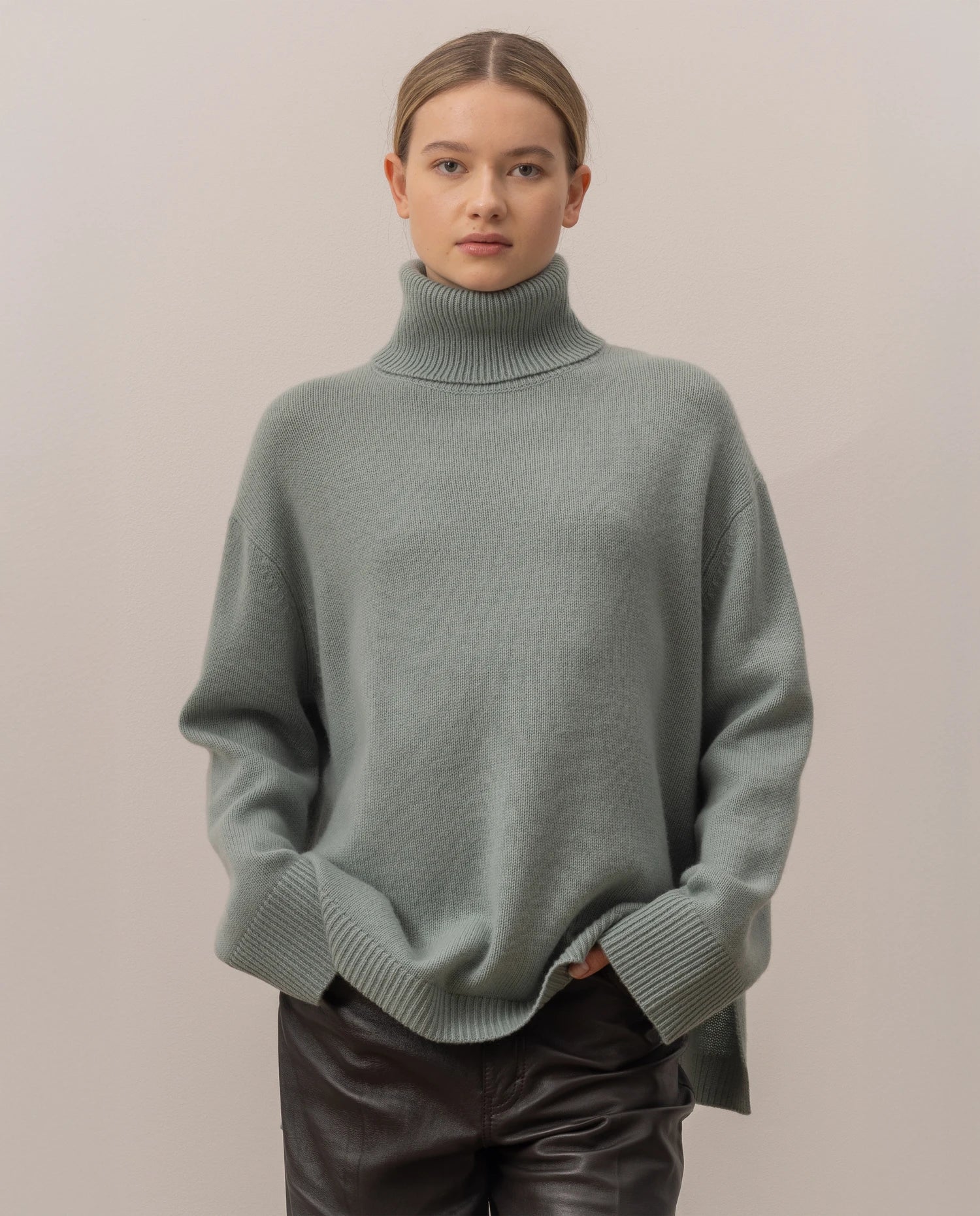 255-17105-31_20 - Allude - 30% Cashmere 70% Wolle Active Damen Fall/Winter 2025/2026 Flachstrick Grobstrick Grün Lockerer Schnitt NEW Pullover Rollkragen SAPG::255-17105