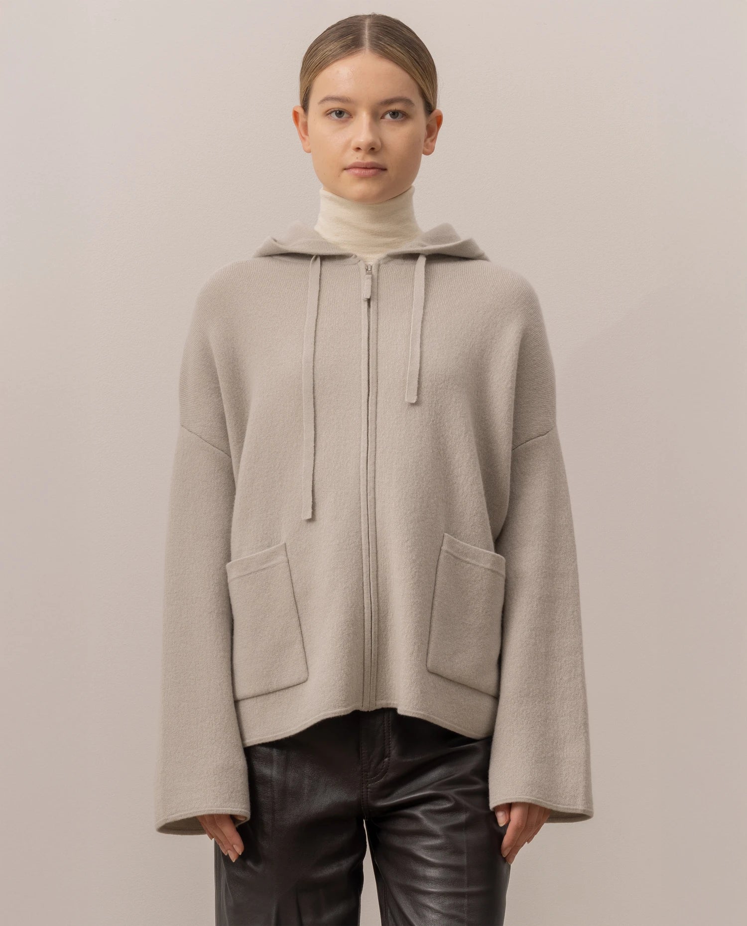 255-17607-82_20 - Allude - 0 30% Cashmere 70% Wolle Active Damen Fall/Winter 2025/2026 Grau Jacket Lockerer Schnitt mittelschwerer Strick NEW SAPG::255-17607 Uni Jacquardmuster