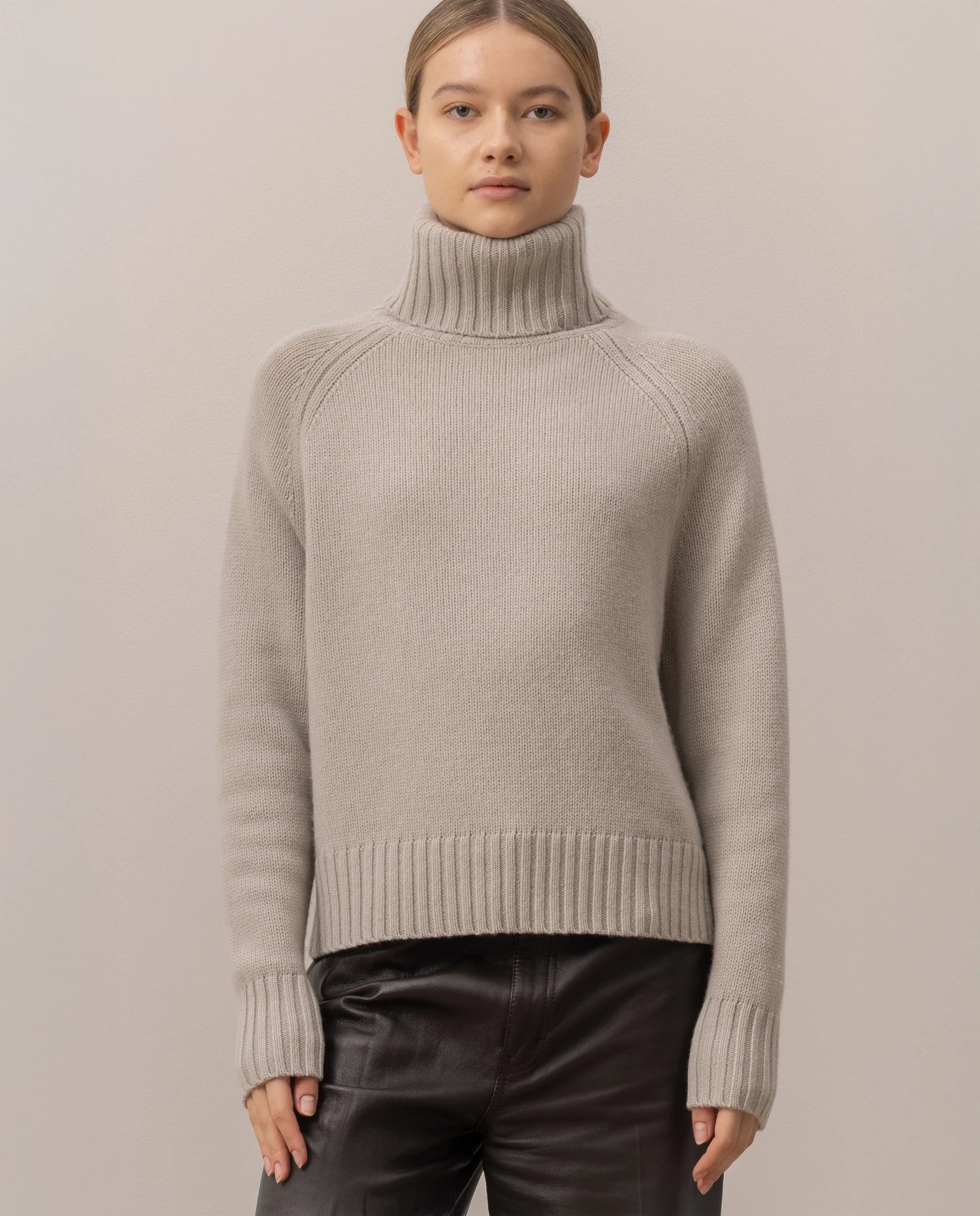 255-17632-82_20 - Allude - 30% Cashmere 70% Wolle Active Damen Fall/Winter 2025/2026 Flachstrick Gerade Passform Grau Grobstrick Pullover Rollkragen SAPG::255-17632