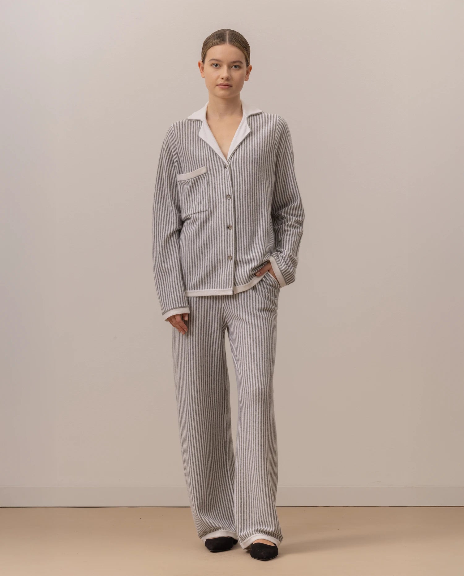 255-17750-4083_2 - Allude - 0 30% Cashmere 70% Wolle Active Damen Fall/Winter 2025/2026 Feinstrick Flachstrick Lockerer Schnitt NEW Pullover SAPG::255-17750 Weiß