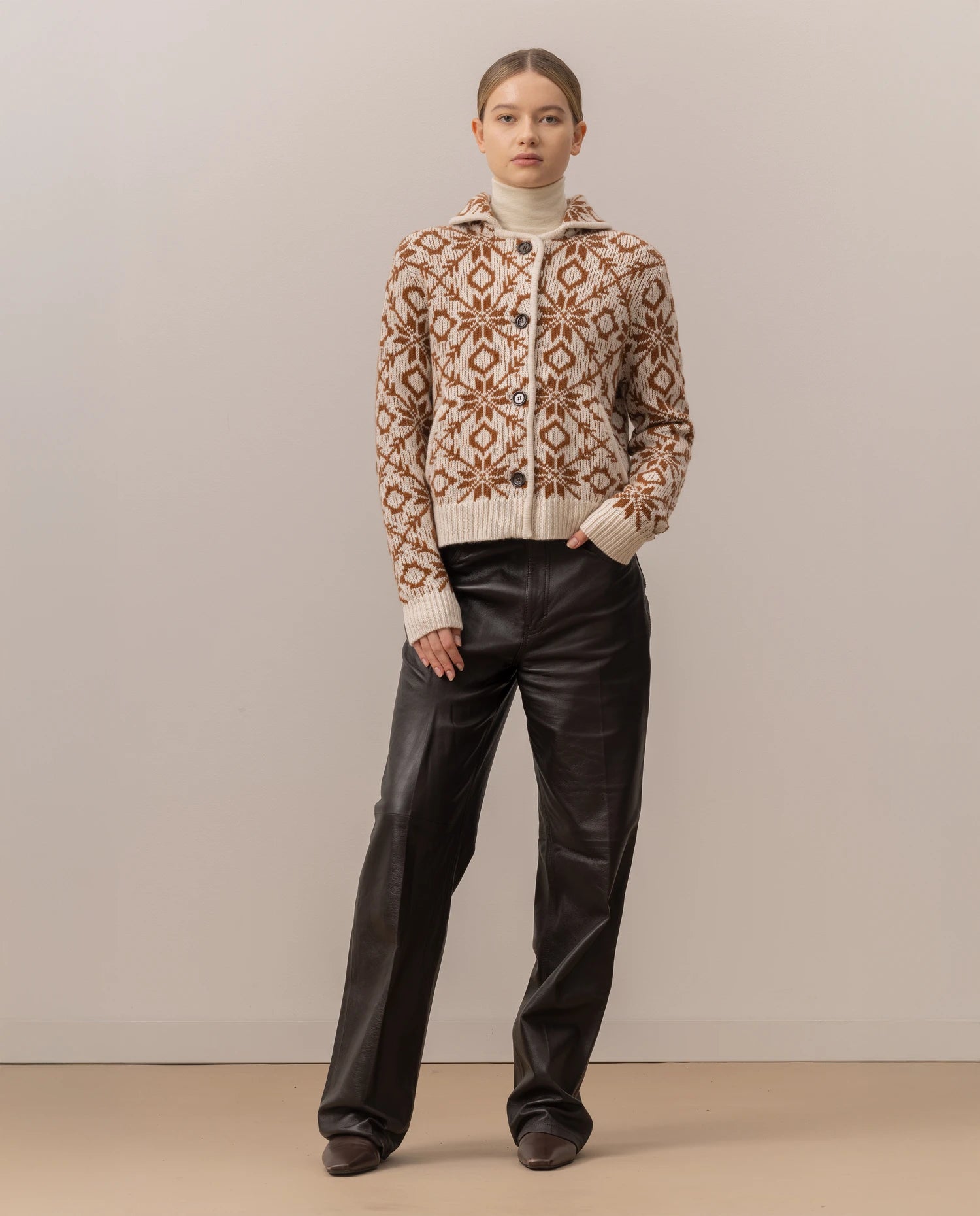 255-17770-4144_2 - Allude - 0 30% Cashmere 70% Wolle Active Creme Damen Fall/Winter 2025/2026 Grobstrick Kastiger Schnitt NEW Norweger Strickmuster SAPG::255-17770 Strickjacke