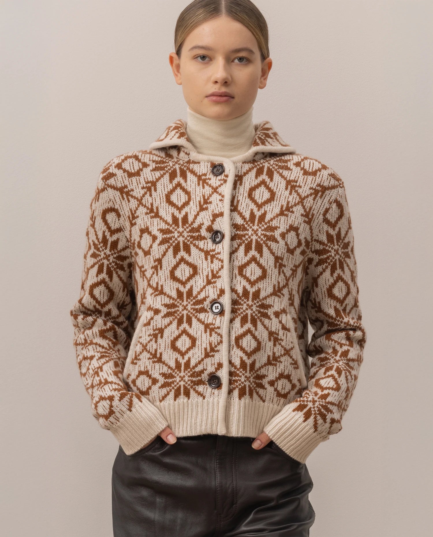 255-17770-4144_20 - Allude - 0 30% Cashmere 70% Wolle Active Creme Damen Fall/Winter 2025/2026 Grobstrick Kastiger Schnitt NEW Norweger Strickmuster SAPG::255-17770 Strickjacke