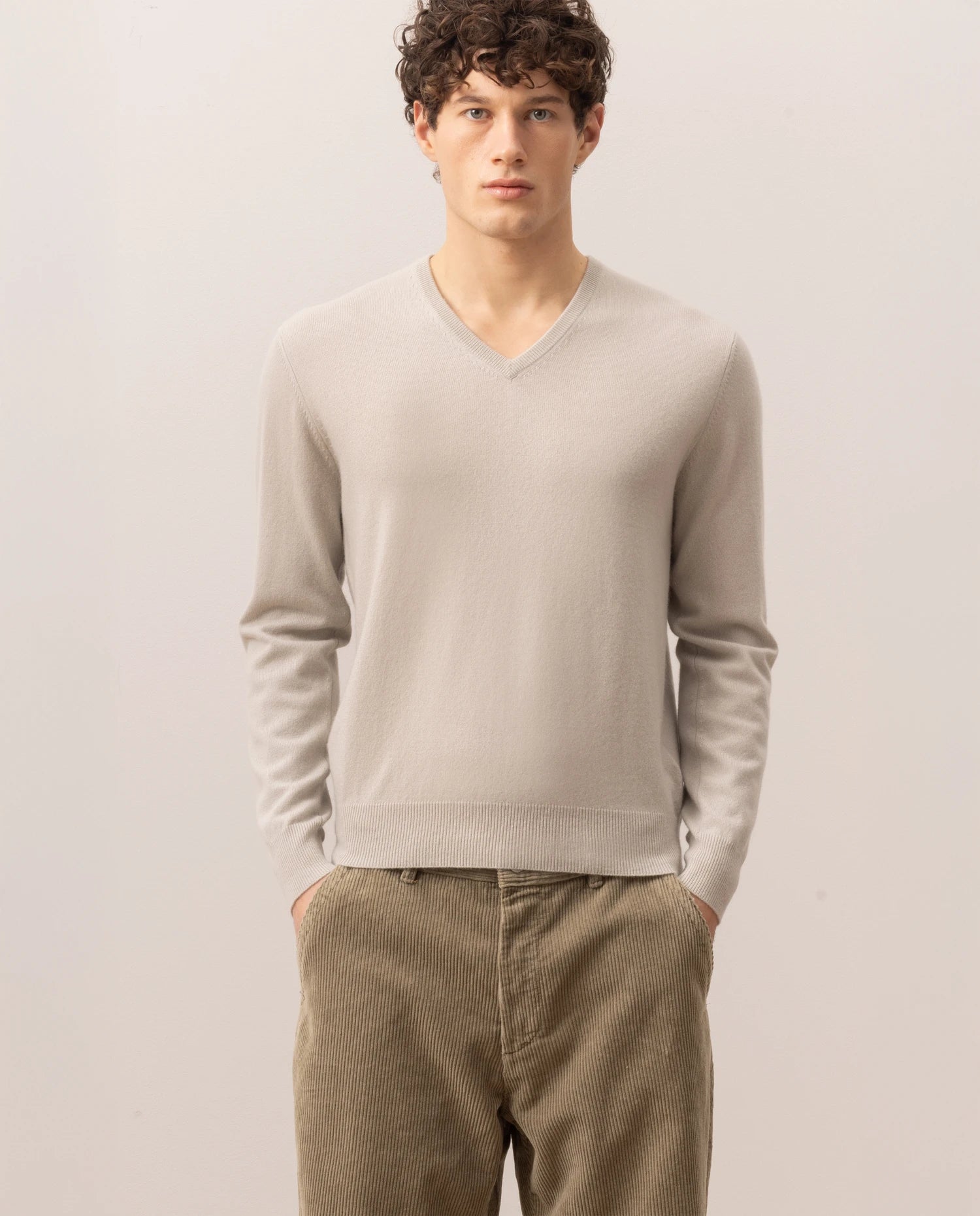 255-30020-82_20 - Allude - 100% Cashmere Active Fall/Winter 2025/2026 Feinstrick Flachstrick Gerade Passform Grau Herren NEW Pullover SAPG::255-30020 V-Ausschnitt