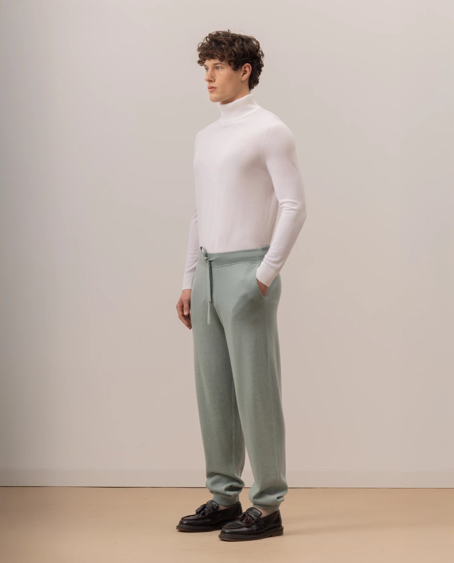 255-37011-31_20 - Allude - 0 30% Cashmere 70% Wolle Active Fall/Winter 2025/2026 Feinstrick Flachstrick Gerade Passform Grün Herren Hose NEW SAPG::255-37011